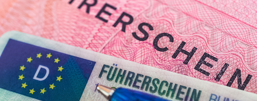 Führerschein-Umtausch 2025: Alles, was Sie über die neuen Regelungen wissen müssen Deutscher Führerschein im Detail, Nahaufnahme eines rosa Führerscheins mit EU-Logo, das auf die Umtauschpflicht bis 2025 hinweist