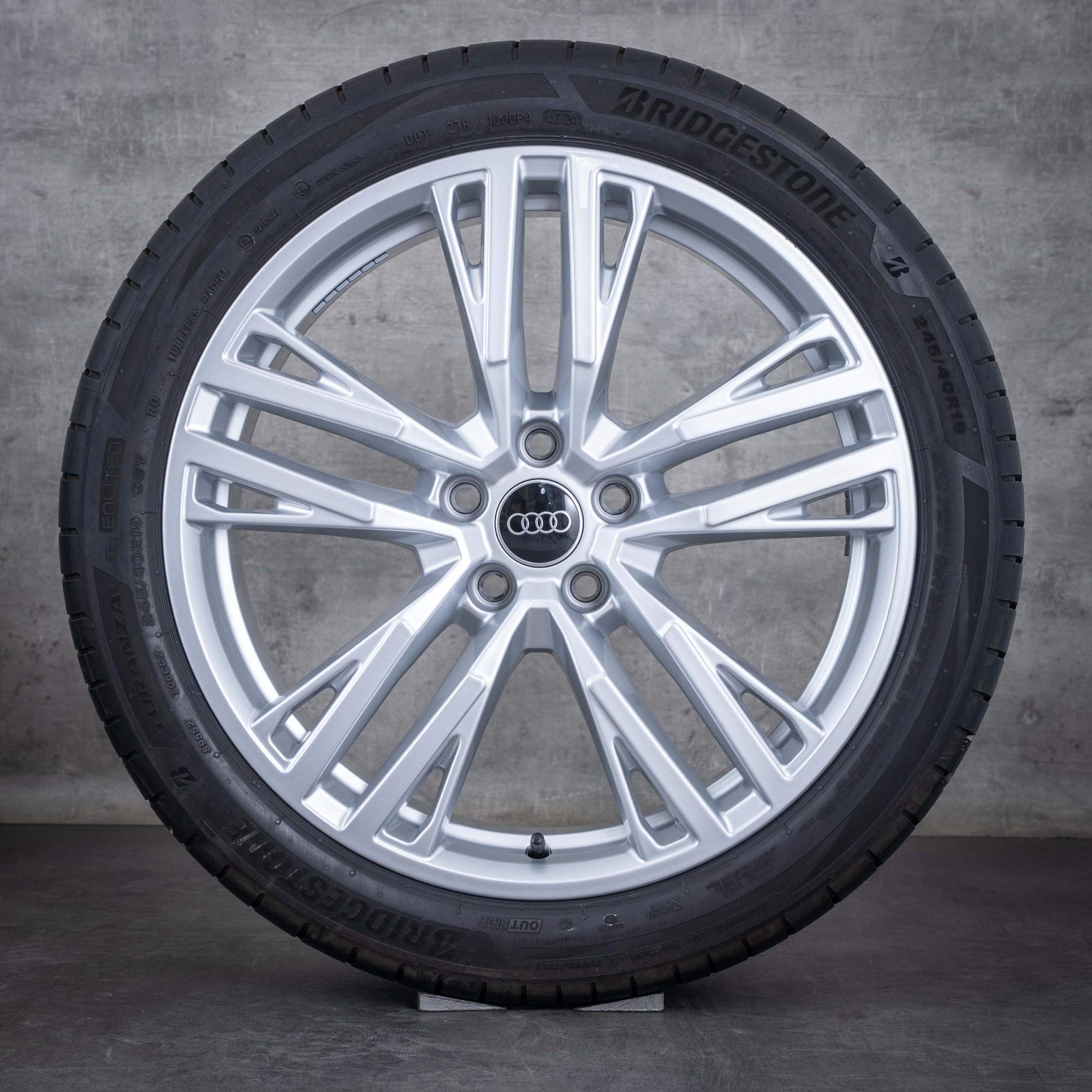 Alkuperäiset Audi A5 S5 talvirenkaat 19 tuuman B10 vanteet 8B3601025AS hopea kiiltävä