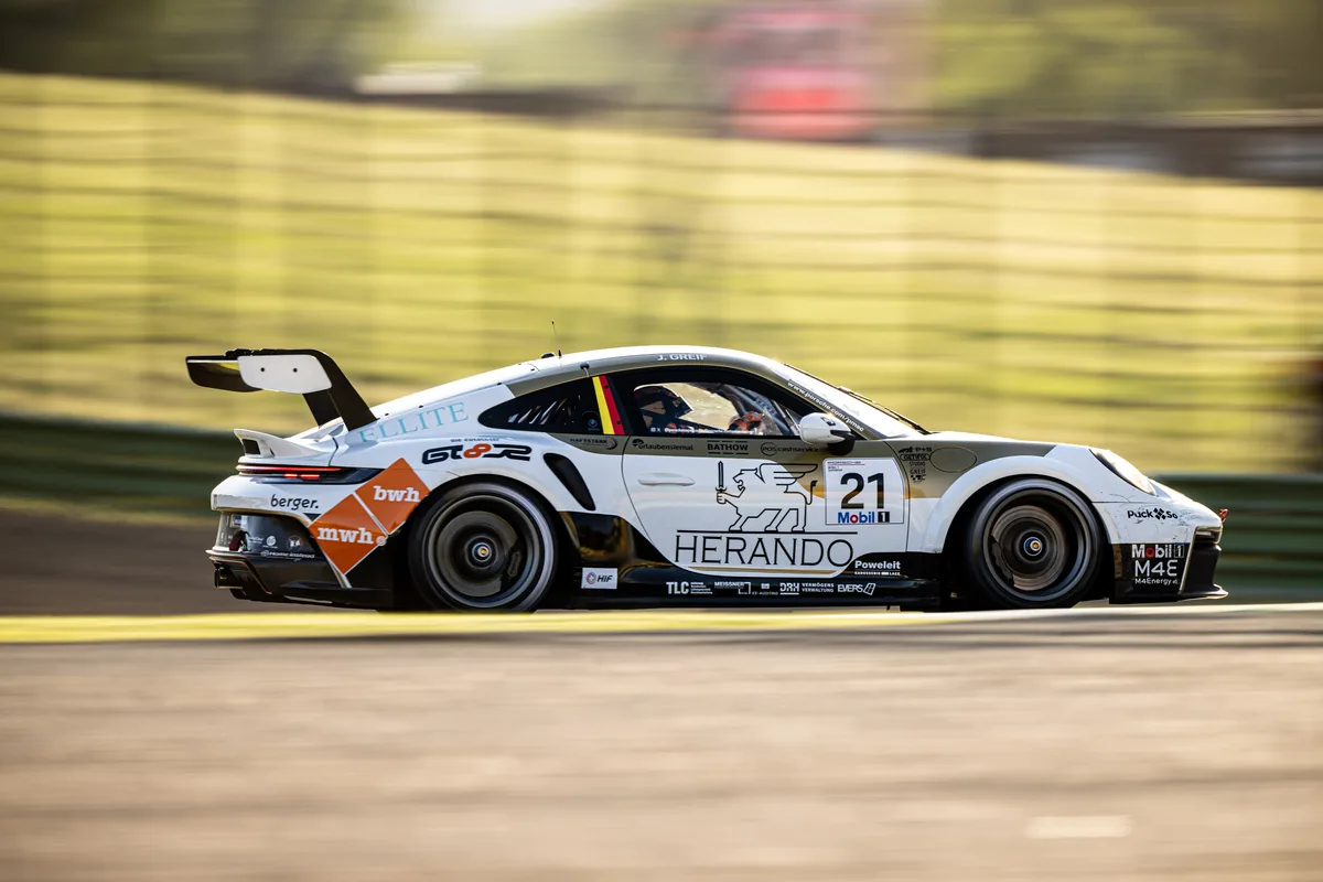Samochód wyścigowy Porsche 911 Cup Jonasa Greifa w widoku z boku