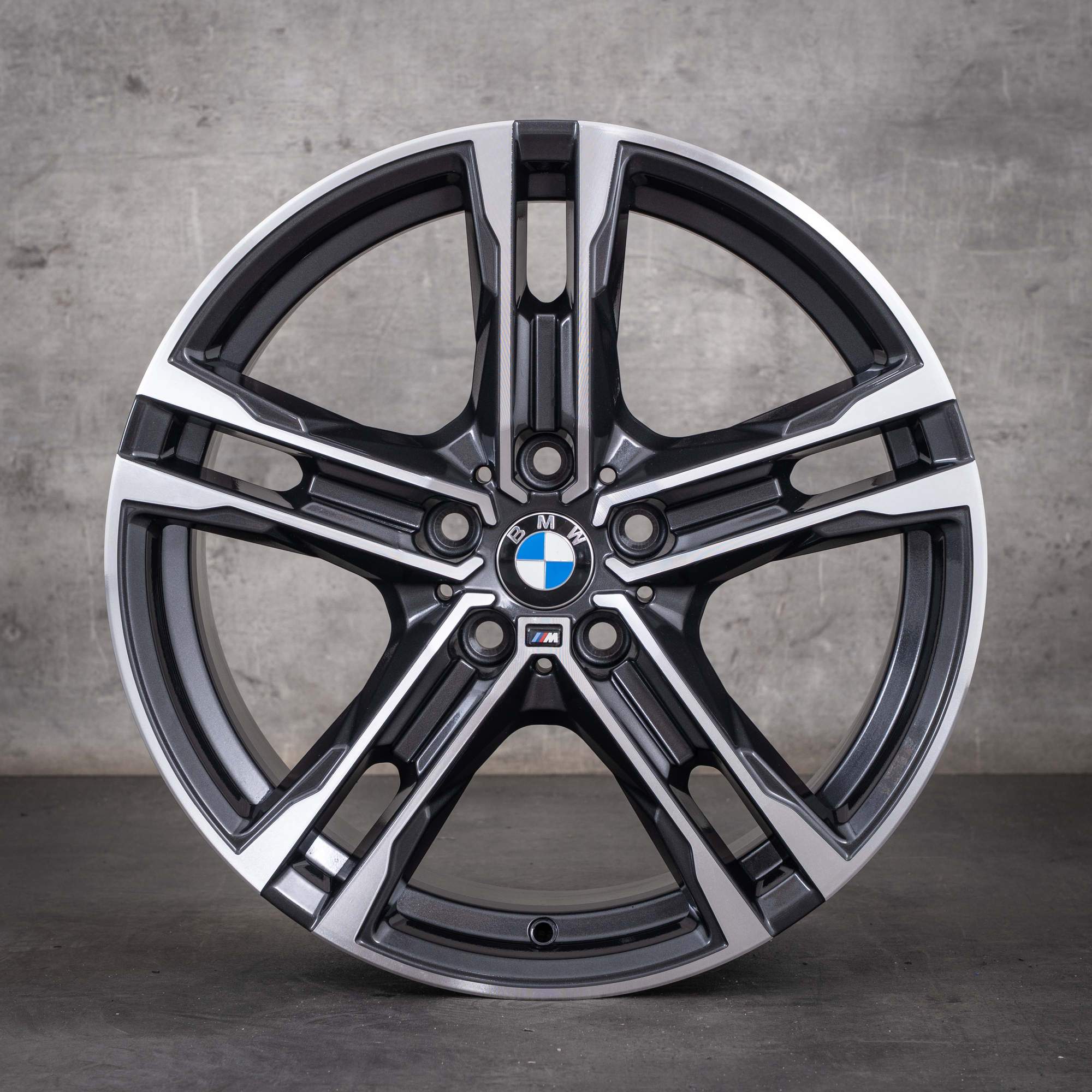 Oryginalne koła zimowe BMW 1er 2er 18 cali F40 F44 Gran Coupe felgi stylizowane 819 8092352 orbitgrey glanzgedreht