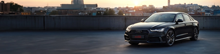Rad-Reifenkombinationen Audi A6 Audi A6 auf dem Dach eines Parkhauses bei Sonnenuntergang