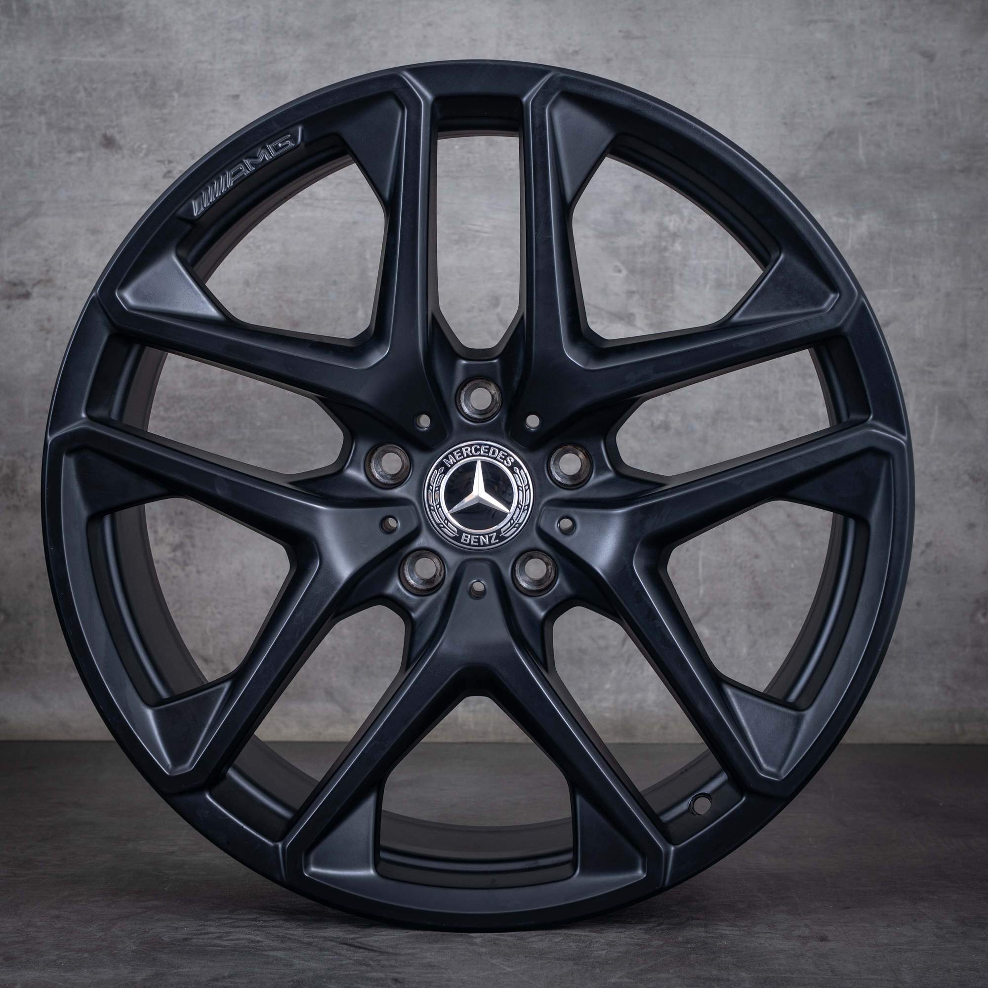 Alkuperäiset Mercedes Benz G-sarjan G63 AMG-vanteet 21 tuumaa (53,3 cm) mitat: W463A ja W465 A4634011900 musta matta