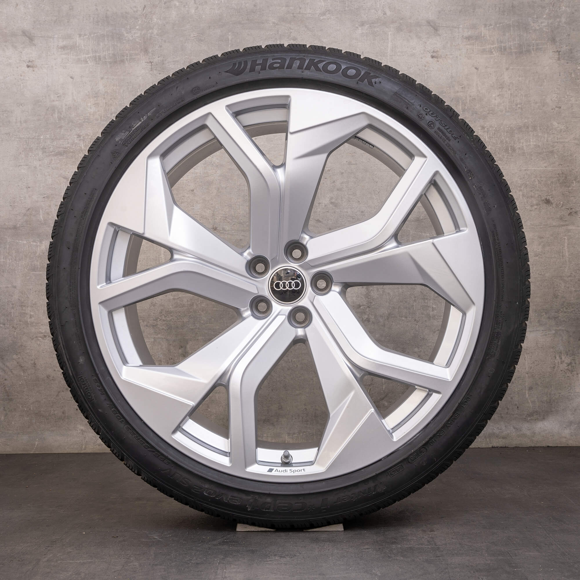 Alkuperäiset Audi RS Q8 talvirenkaat 23 tuuman 4M8 vanteet 4M8601025AG Rotor Design hopea kiiltävästi.