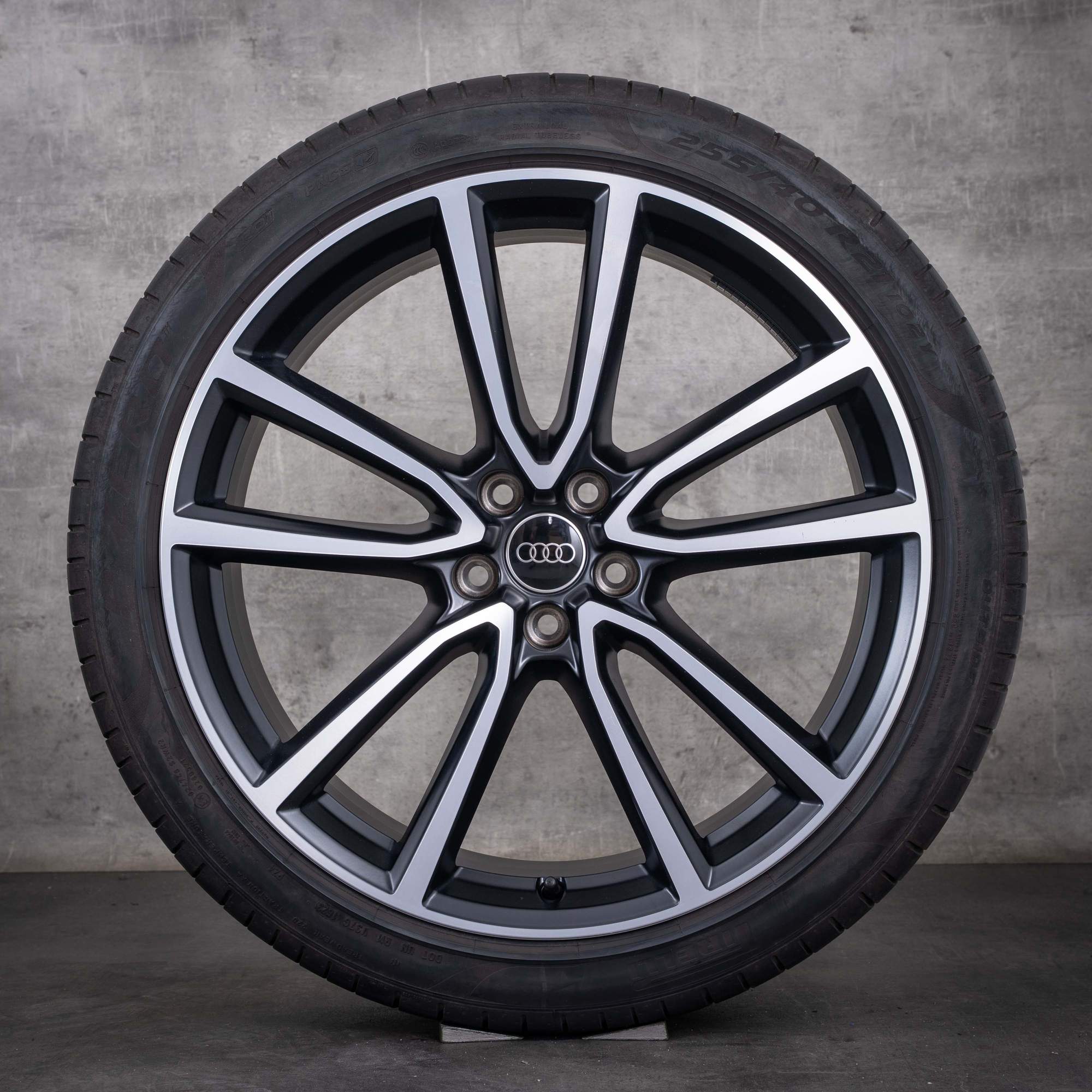 Oryginalne koła zimowe do Audi Q5 SQ5 felgi 21-calowe FY wzór Avius nr kat. 80A601025BG czarne matowe z efektem diamond cut