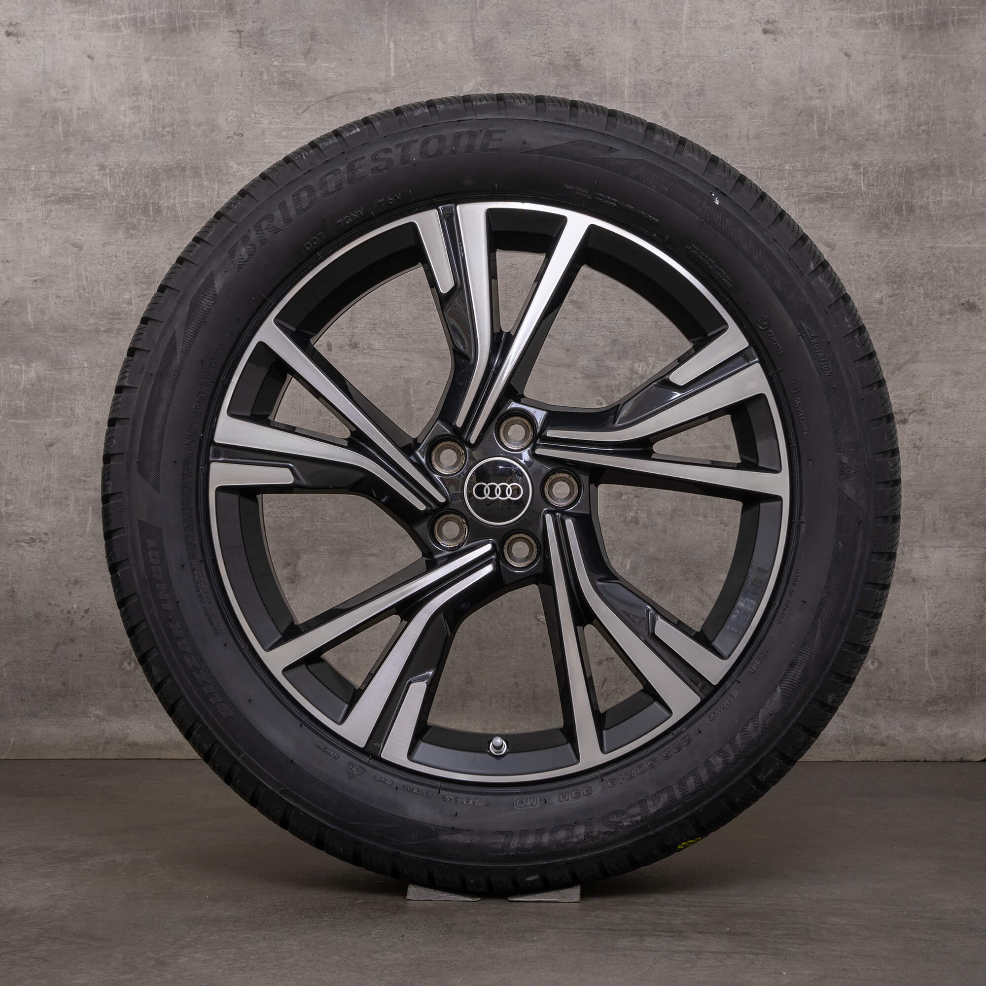 Originální zimni alu kola Audi Q3 & Sportback 19 palcové disky F3 83G601025J černé lesklé soustružené