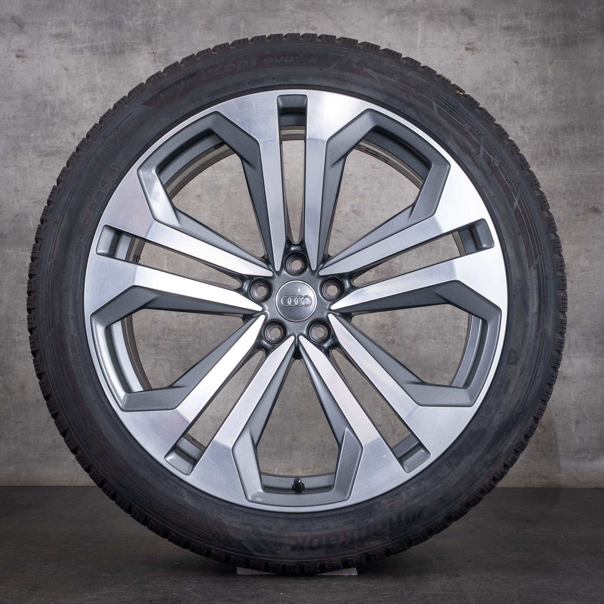 Oryginalne koła zimowe do Audi Q8 SQ8 22 cale felgi 4M8 4M8601025K tytanowe przednie w technologii diamond cut z połyskiem - koło 2 z 4