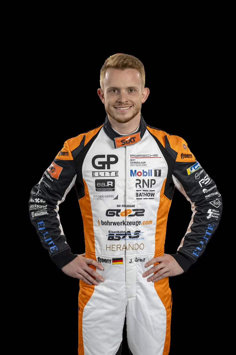 Rennfahrer Jonas Greif im Rennanzug vor seinem Porsche Cup-Fahrzeug