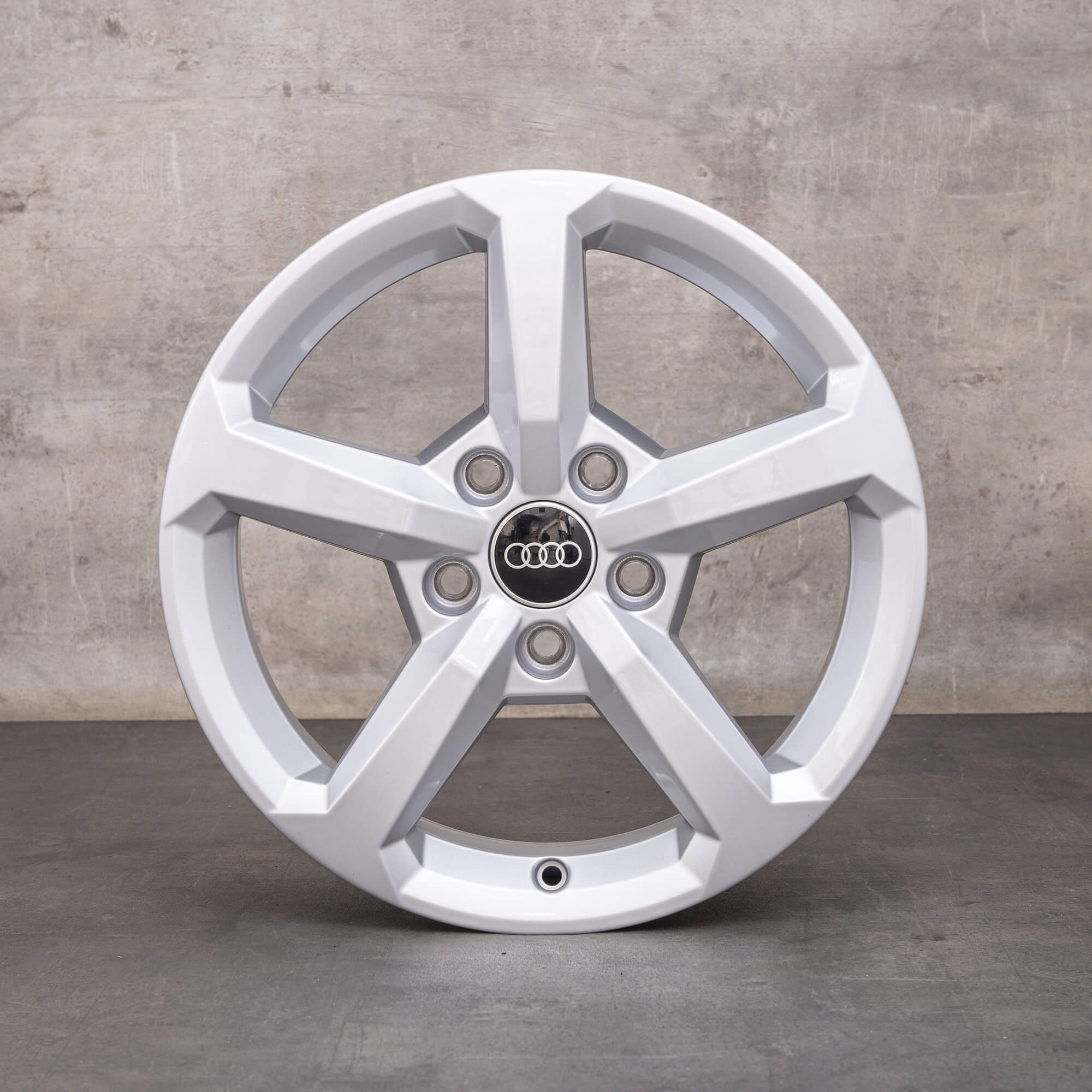 Alkuperäiset Aidot Audi Q2 -vanteet 16 tuuman GA 81A601025 kevytmetallivanteet hopea