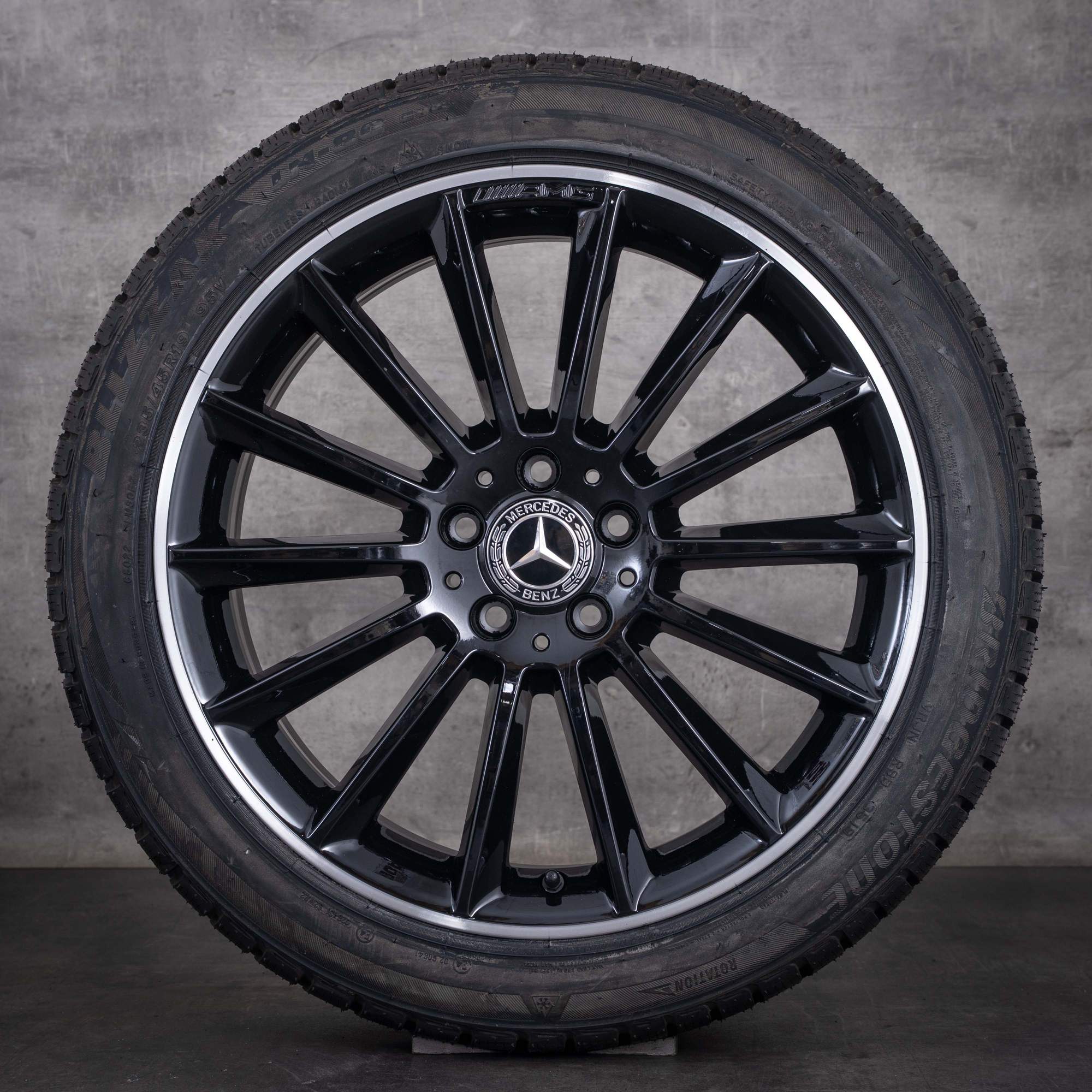Originele Mercedes-Benz GLA AMG winterbanden op velg 19 inch X156 velgen A1564012800 zwart met diamond cut rand - wiel 4 van 4