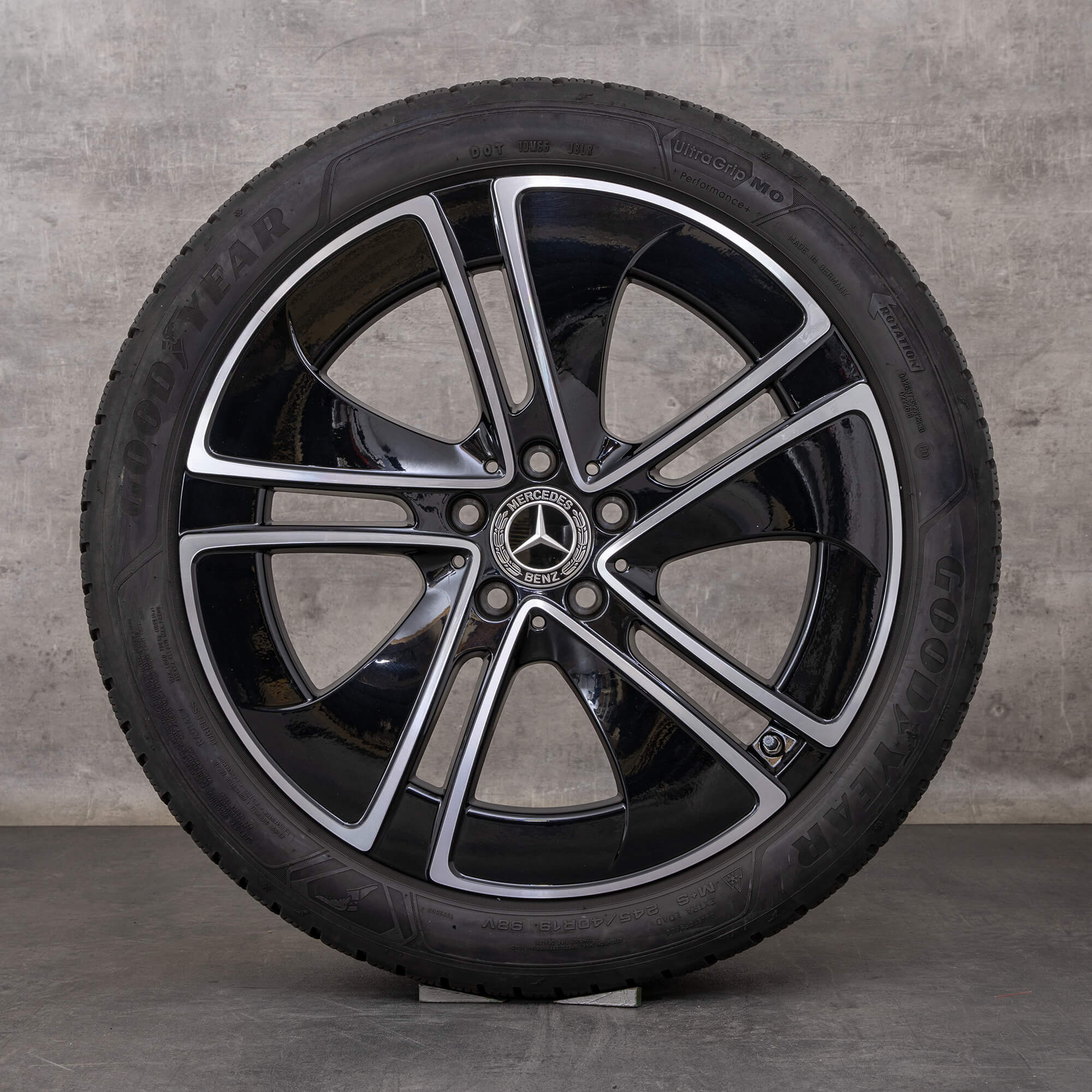 Oryginalne koła zimowe Mercedes Benz CLE 19 cali felgi C236 A2364014100 czarne polerowane toczone