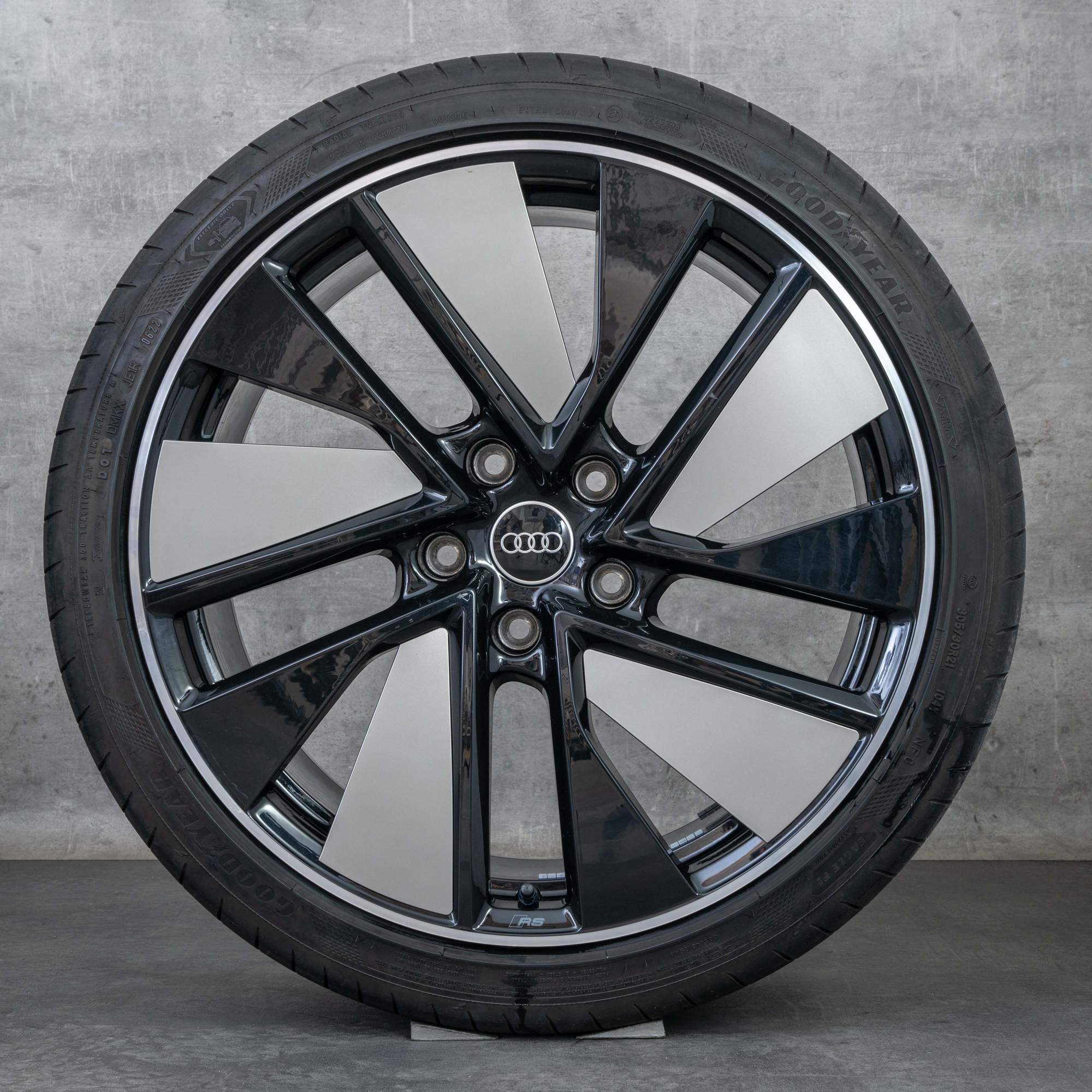 Originale Audi e-tron fælge 21 tommer GT RS FW sommerdæk trapezformet modul 4J3601025J 4J3601025K sort grå poleret