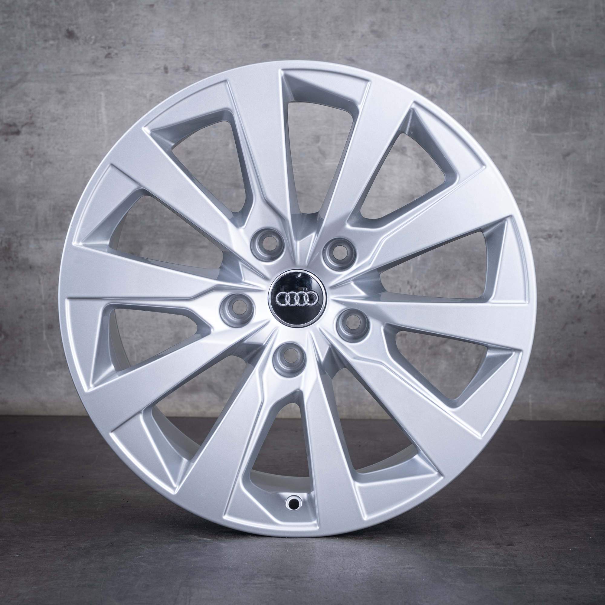 Jantes originais Audi e-tron Q6 de 18 polegadas GF 85H601025BH 85H601025BJ prateadas brilhantes - jante 1 de 4