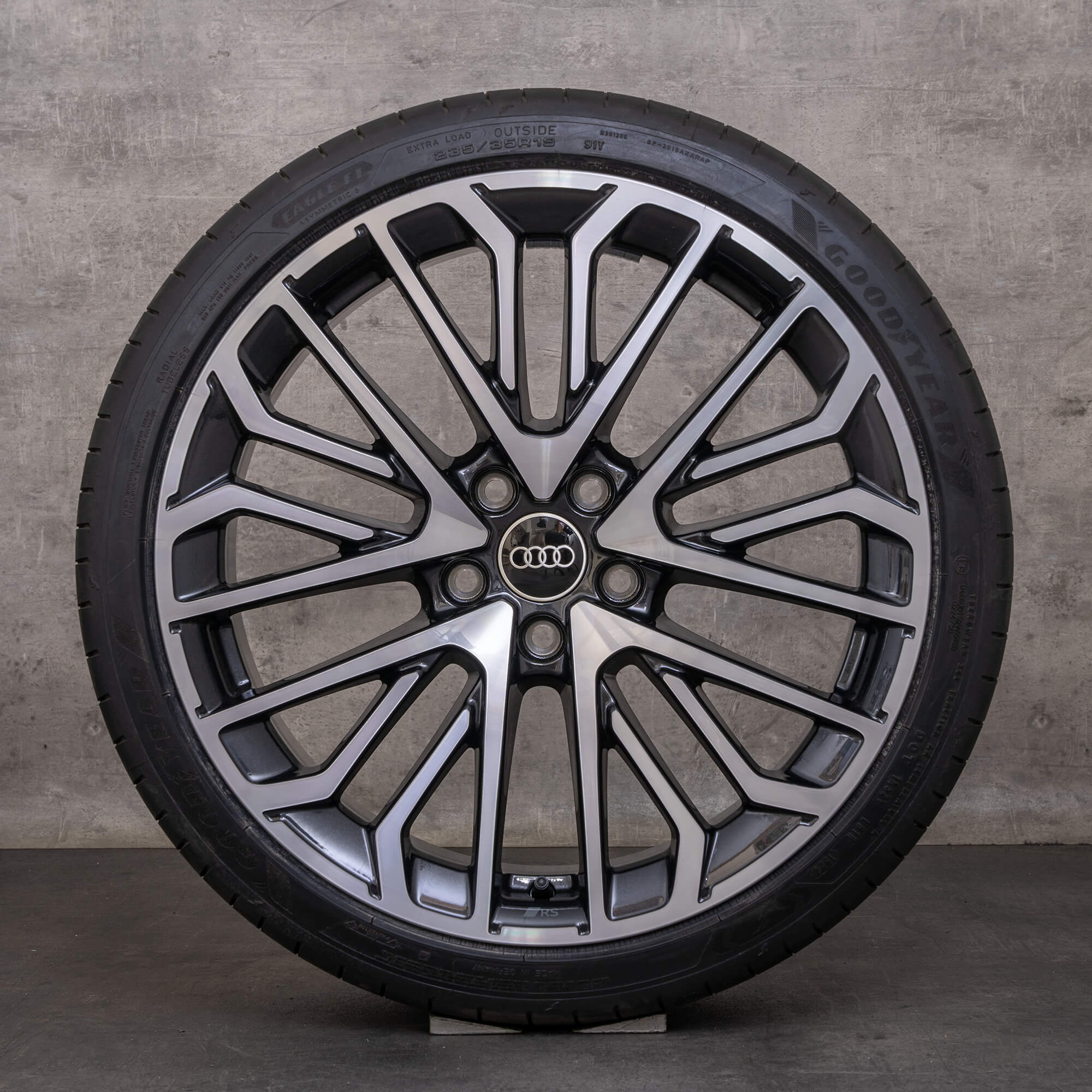 Original zimní pneu s disky Audi A3 S3 RS3 19" 8V 8Y ráfky na auto 8Y0601025DC titan leštěné NOVÉ