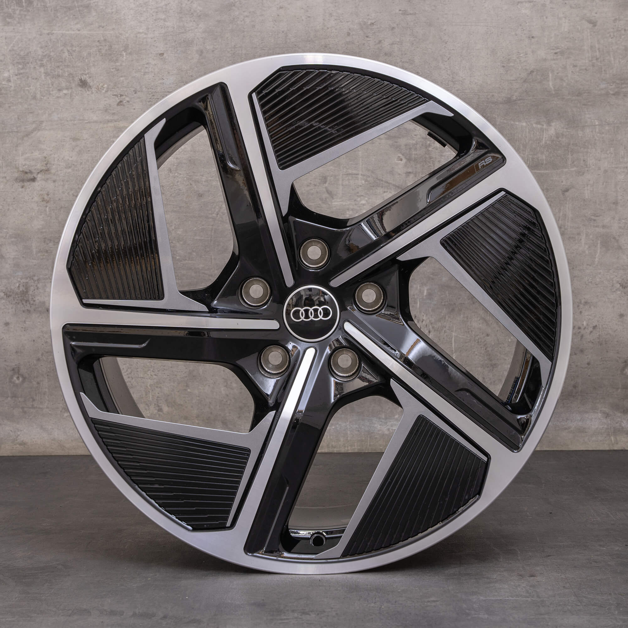 Original Audi e-tron GT fälgar 20 tum FW Gran Turismo Aero 4J3601025F 4J3601025H svart glansig svarvad NY