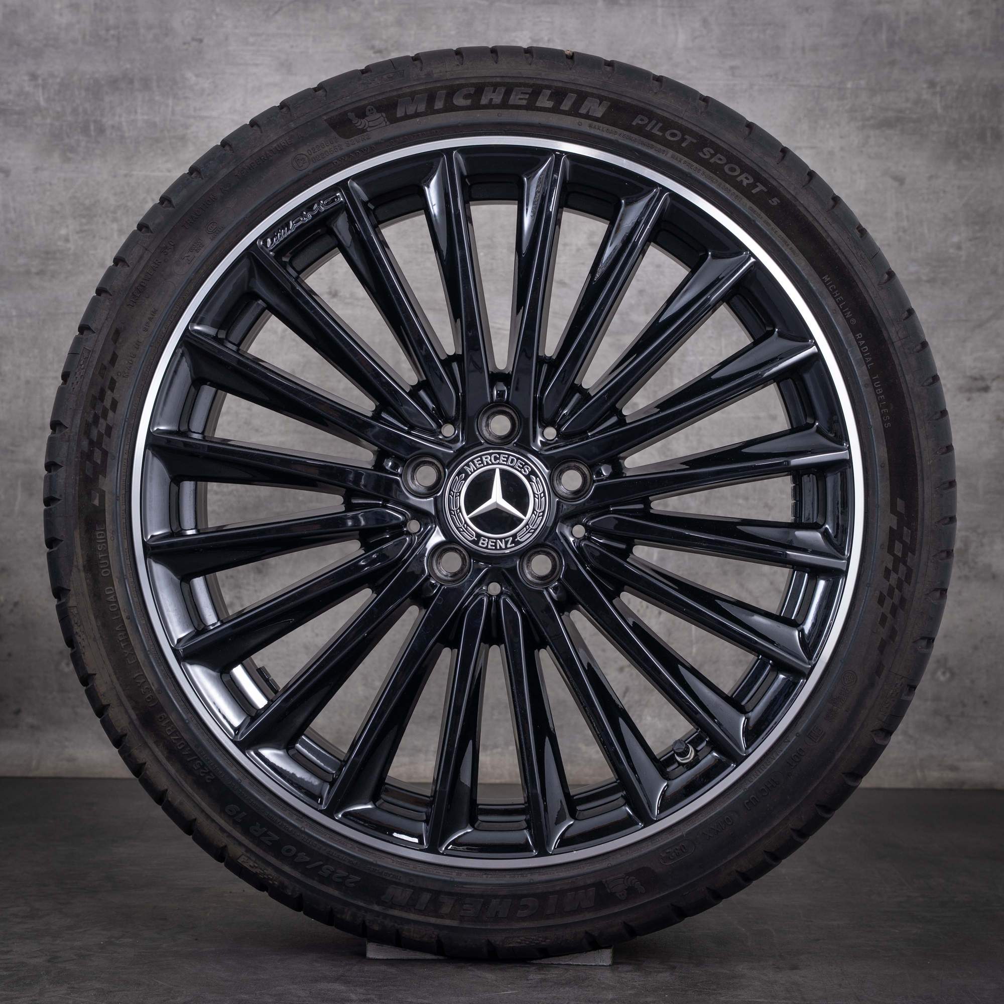 Original Mercedes-Benz A- och B-klass samt CLA 19-tums AMG-fälgar W177 W247 C118 X118 Sommarhjul A1774014200 svarta frontpolerade