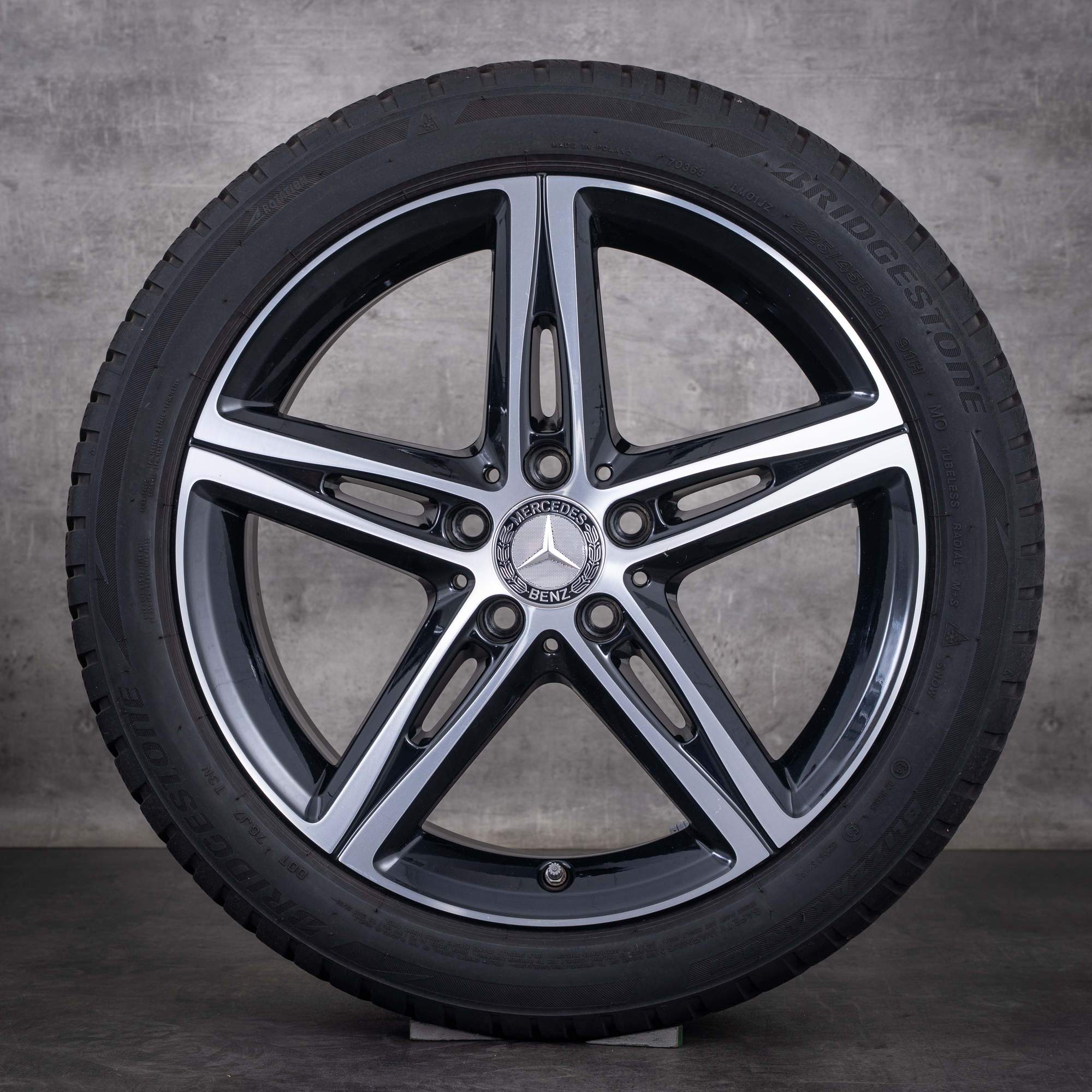 Original Mercedes-Benz A- och B-klass samt CLA AMG vinterhjul 18 tum W177 V177 W247 W118 X118 C118 fälgar A1774010700 svarta frontpolerade