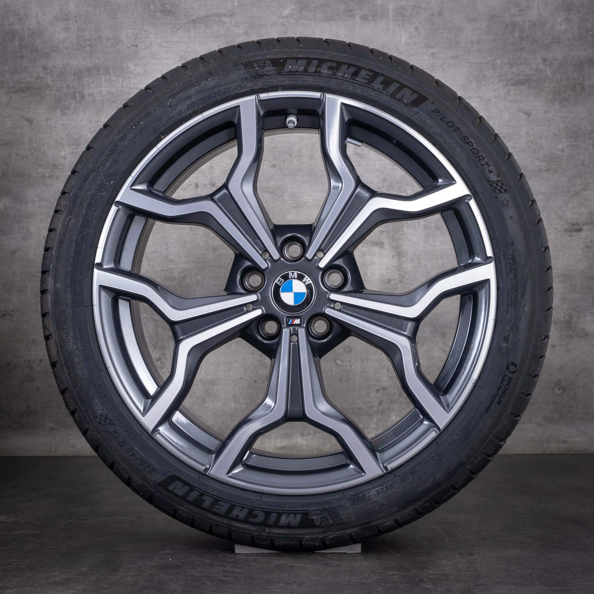 Original BMW X1 iX1 X2 iX2 Winterräder 18 Zoll U11 U10 Felgen Styling 838 M 6891179 midnight grey glanzgedreht - Rad 3 von 4