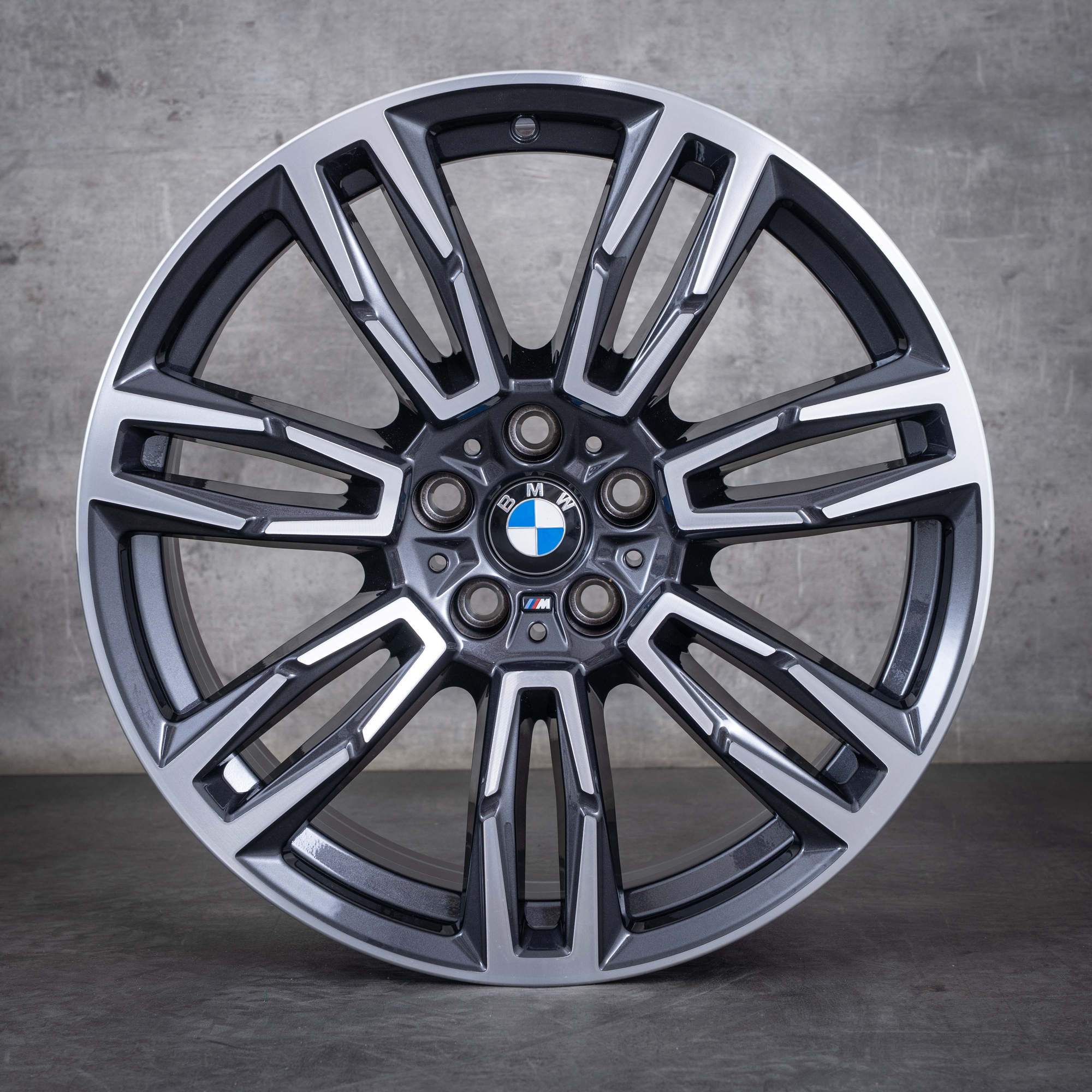 Oryginalne felgi BMW serii 5 i5 19 cali G60 G61 Styling 935 M 5A324E0 midnight grey Polerowane