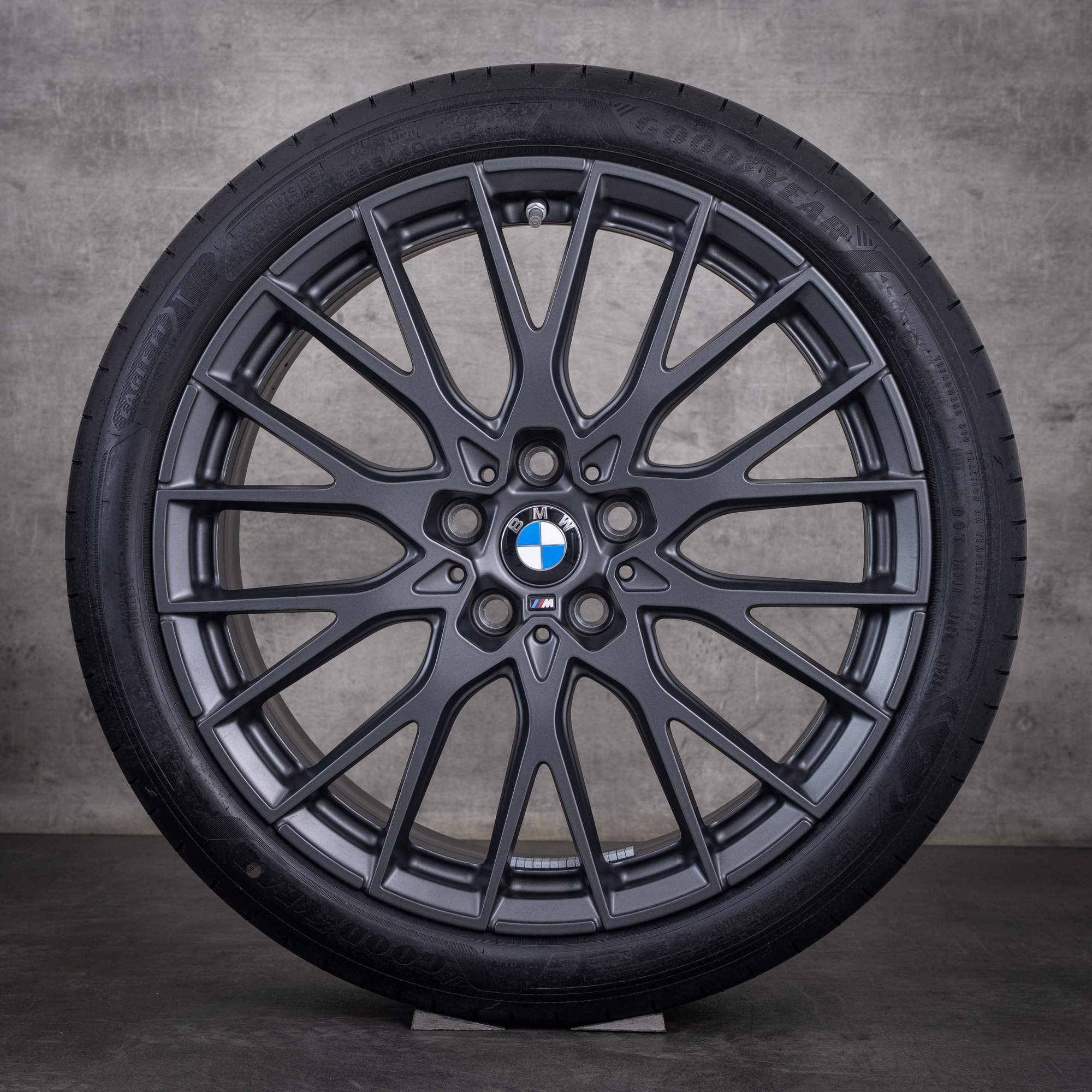 Oryginalne felgi BMW serii 1 i Seria 2 19 cali F70 F74 Gran Goupe opony letnie 1085 M 5A917C3 kolor midnight grey matowy