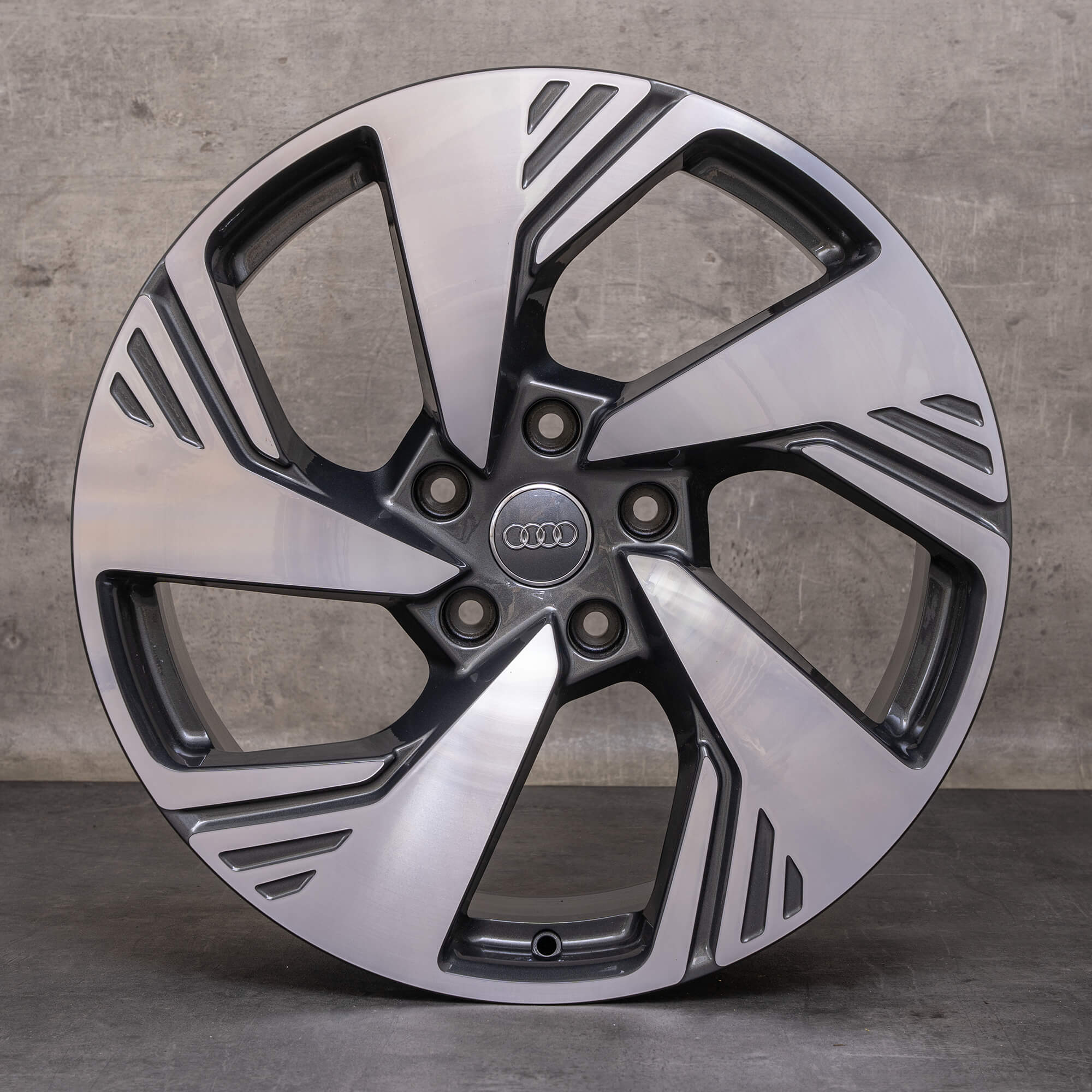Original Audi Q6 SQ6 e-tron fälgar 20 tum GF 85H601025H 85H601025J antracit polerad