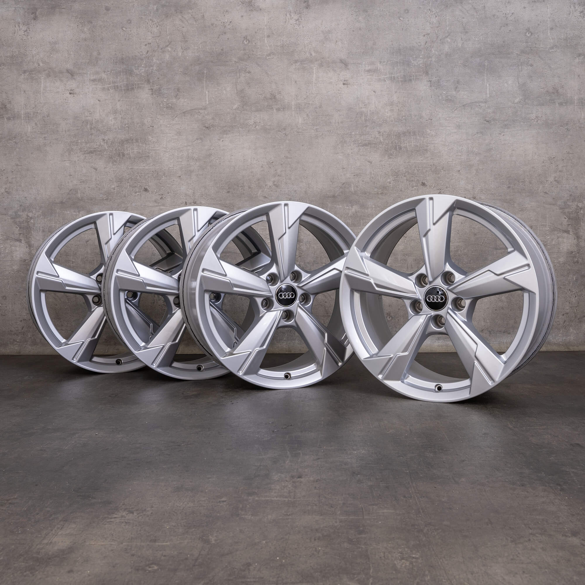 Oryginalne felgi Audi A6 S6 18 cali 4K C8 4K0601025D srebrne