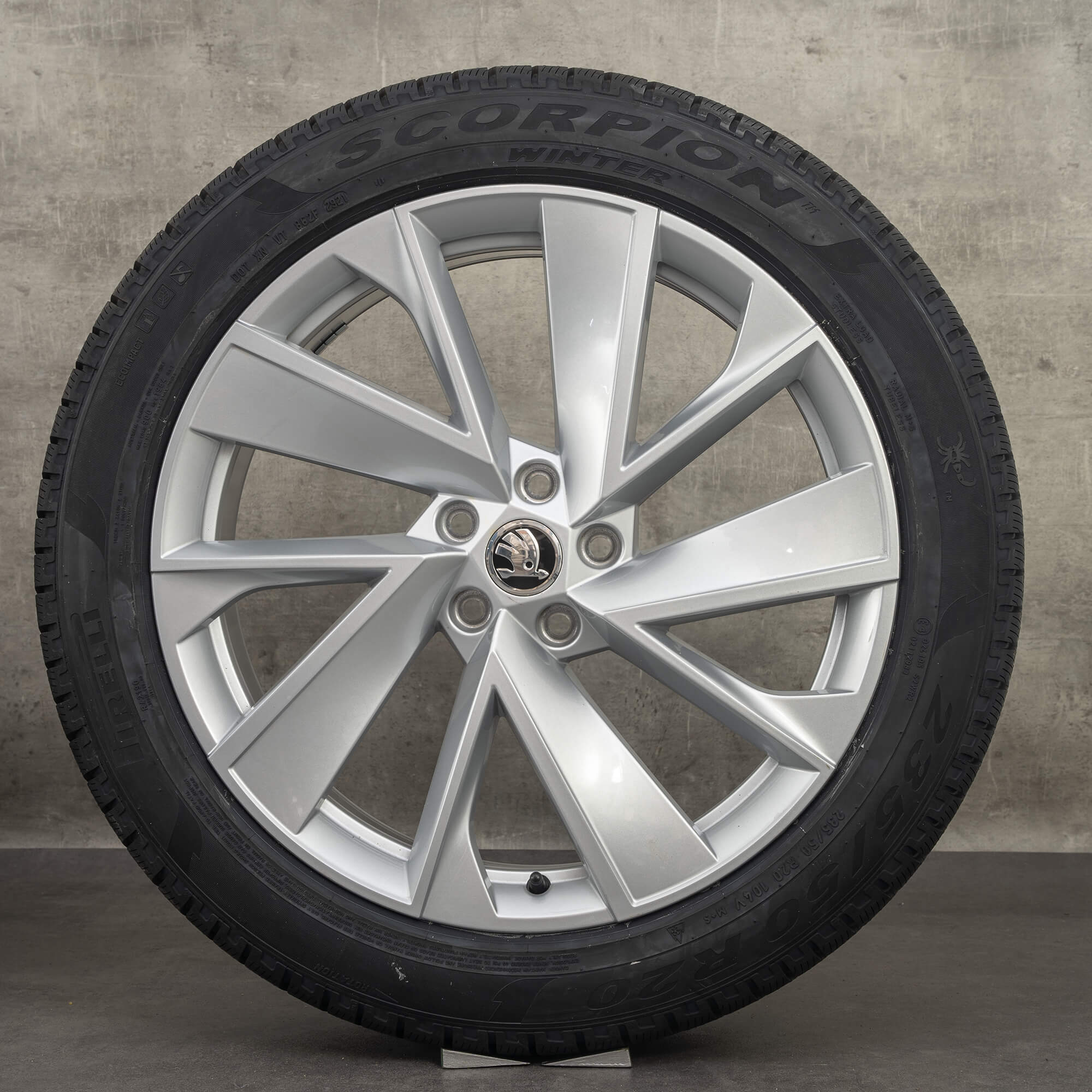Alkuperäiset Skoda Enyaq -talvirenkaat 20 tuumaa iV 5A Vega -vanteet 5LA601025H hopea UUDET