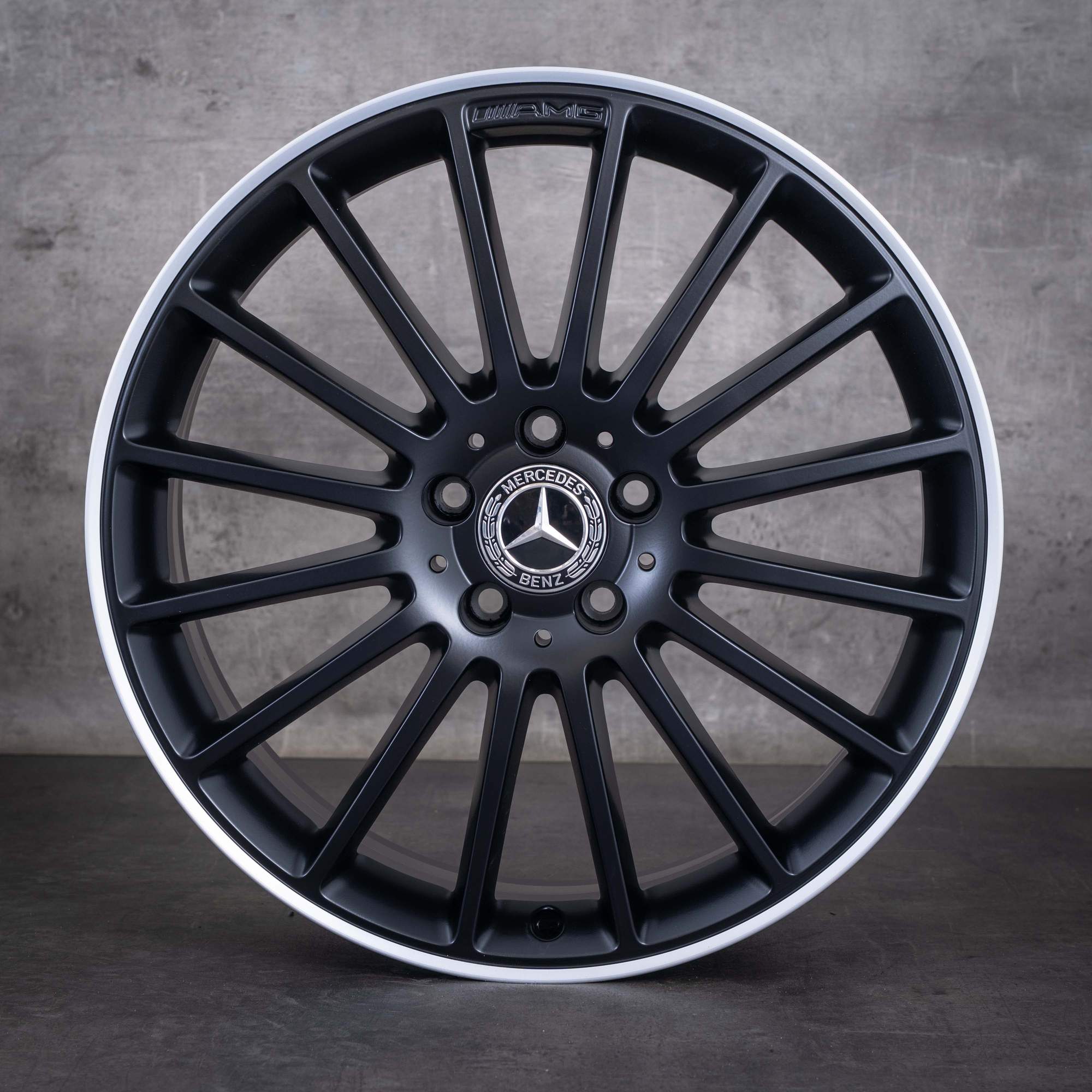 Oryginalne felgi Mercedes-Benz Klasy C C63 AMG 19 cali W204 S204 C204 A2044014802 A2044014902 czarne matowe z elementami diamond cut NOWE