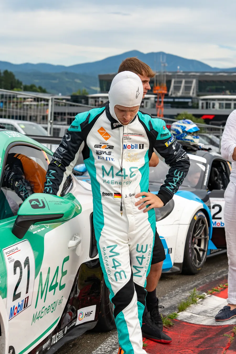 Jonas Greif konzentriert neben seinem Porsche Cup-Fahrzeug vor dem Rennen