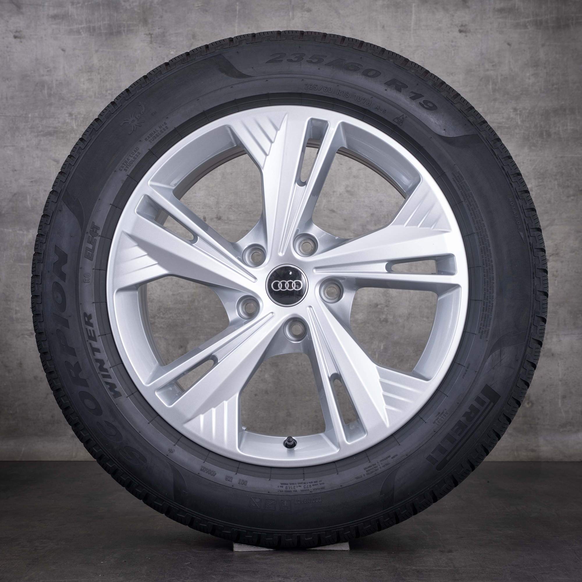 Ruote invernali originali Audi Q6 e-tron da 19 pollici GF cerchi 85H601025BK 85H601025BL Flag argento lucido - ruota 1 di 4