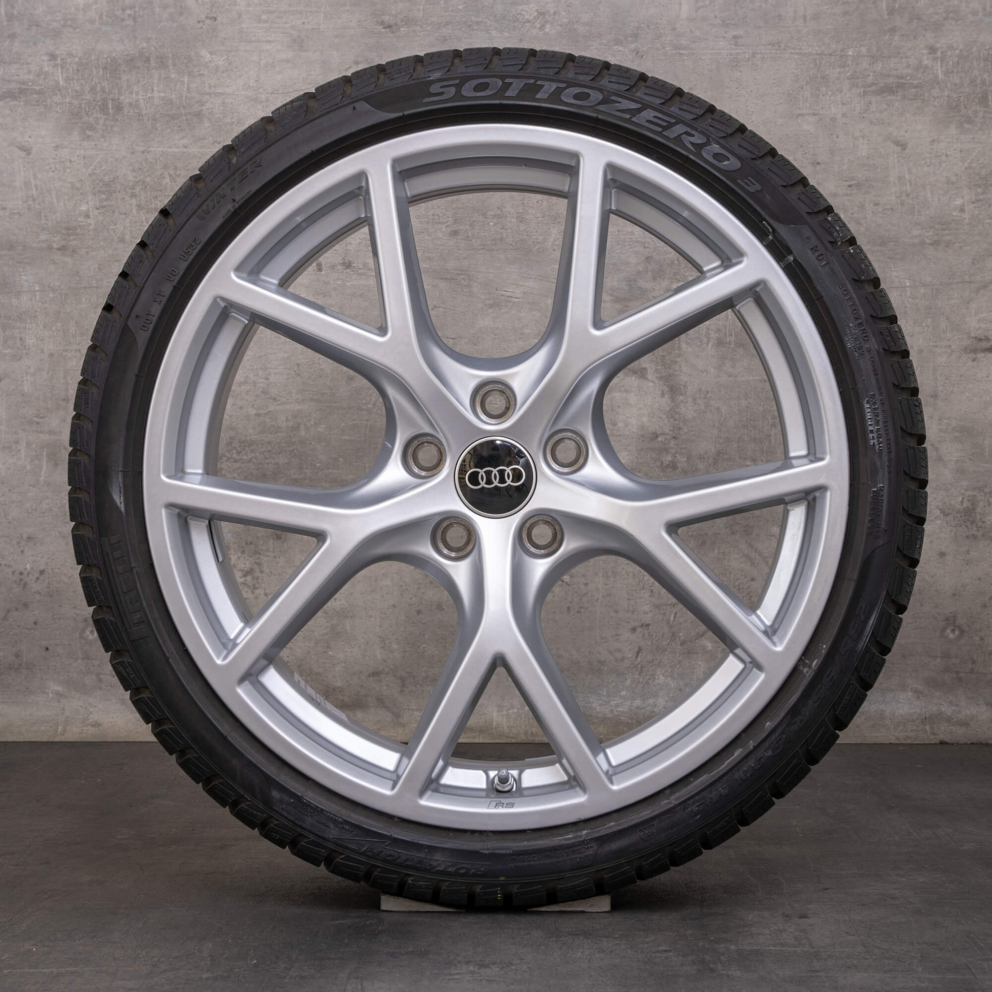 Original zimní pneu s disky Audi RS3 19" 8Y ráfky na auto 8Y0601025BT 8Y0601025BQ stříbrné lesklé