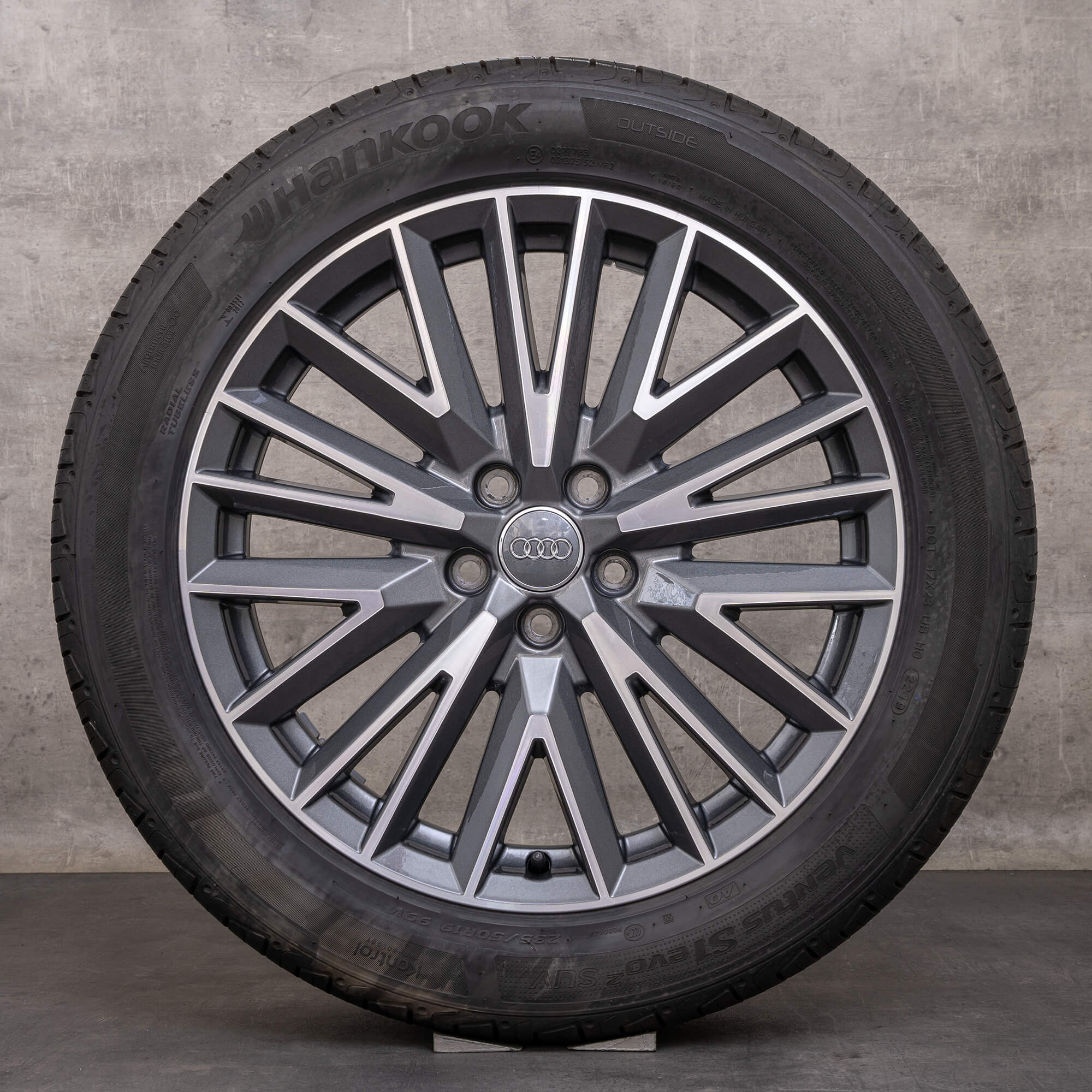 Original Audi Q3 fälgar 19 tum II F3 sommarhjul 83A601025L titan polerad