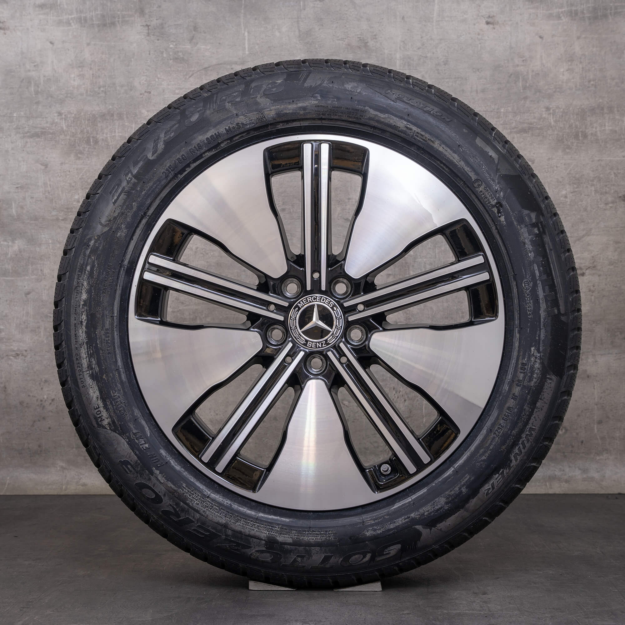 Original zimní pneu s disky Mercedes Benz EQA EQB 18palcové ráfky H243 X243 A2434011300 černé lesklé soustružené