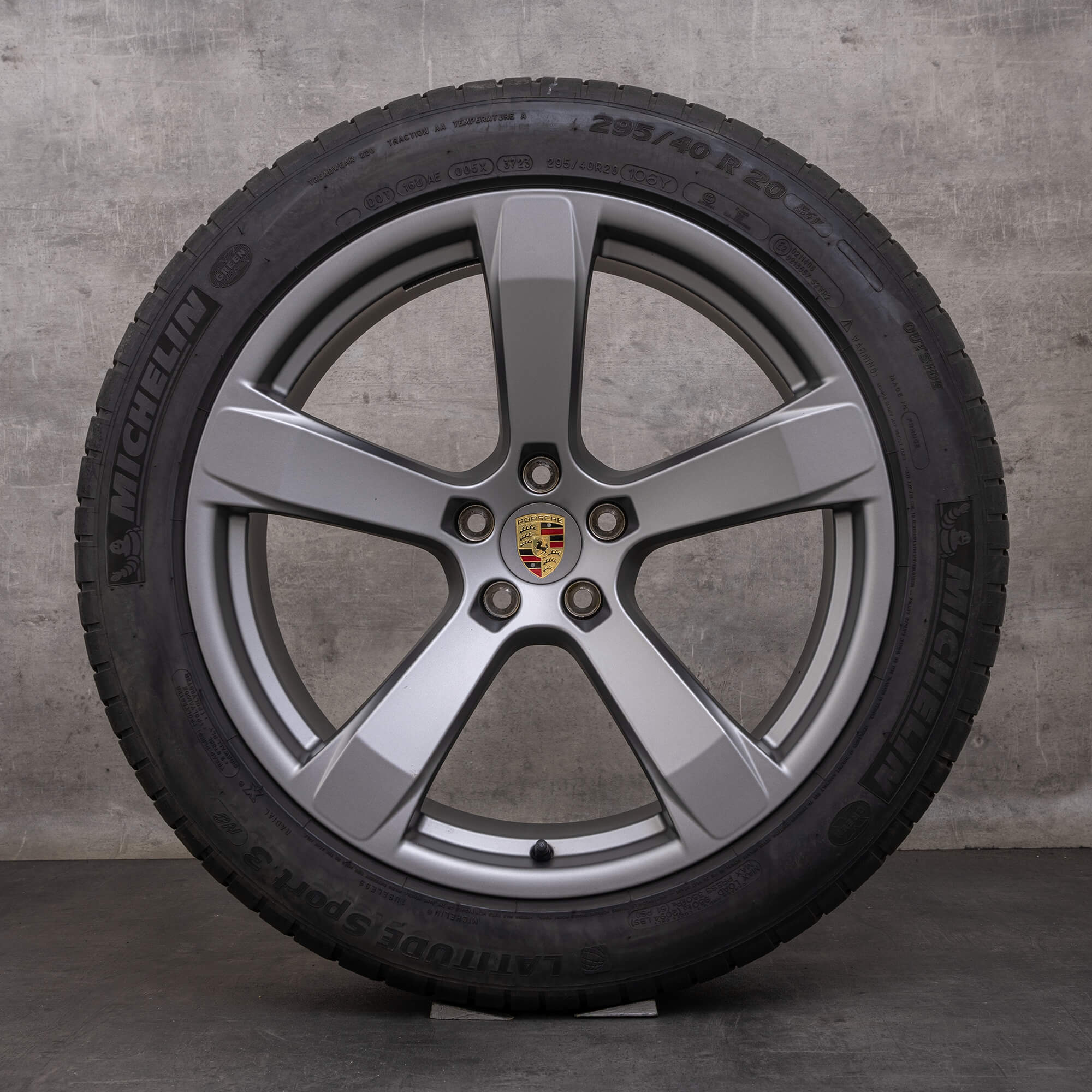 Original Porsche Macan III ráfky na auto 20" letní kola 95B601025FM 95B601025FP platinum silver matt