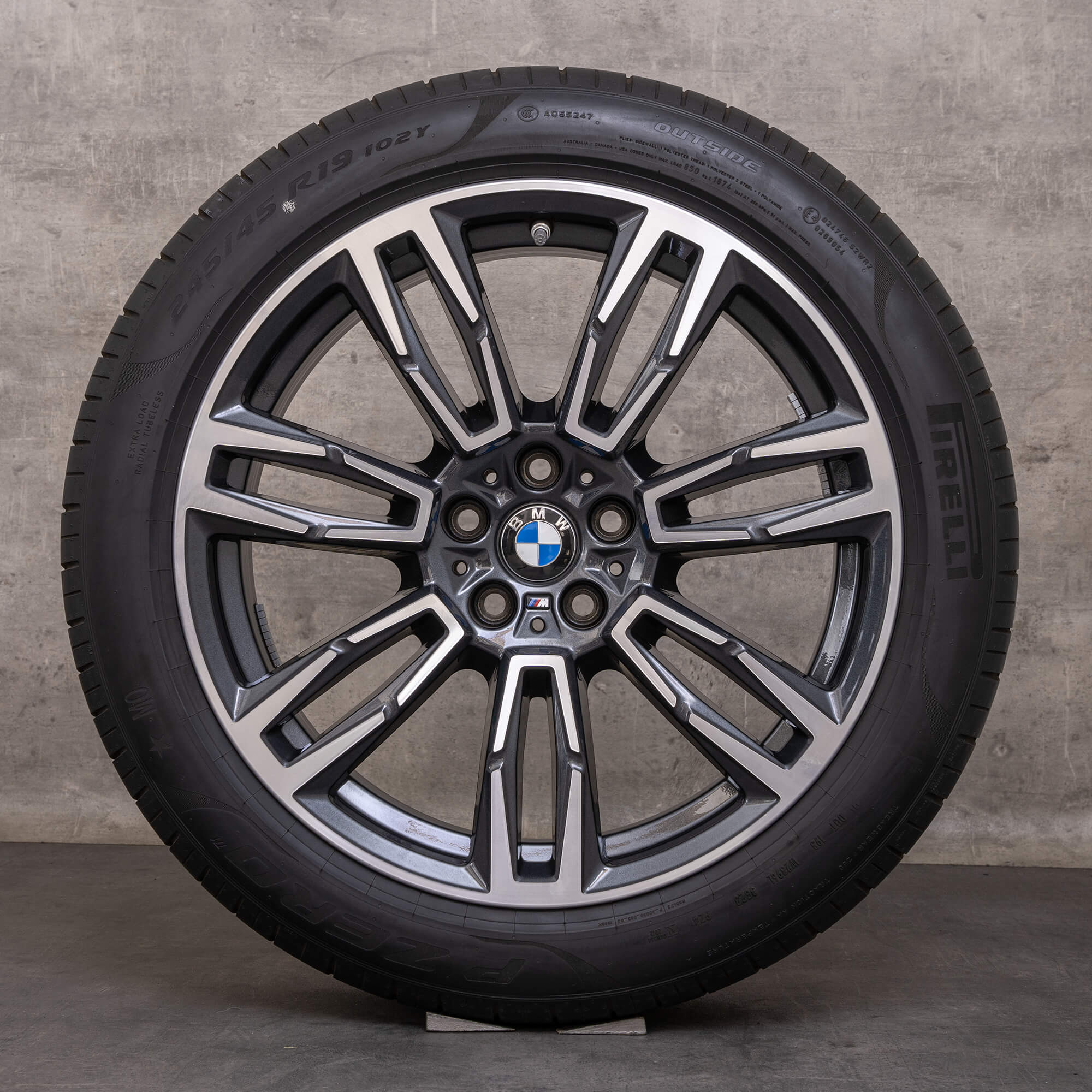 Oryginalne felgi BMW serii 5 i5 19 cali G60 G61 letnie koła stylizowane 935 M 5A324E0 dwukolorowe midnight grey Polerowane