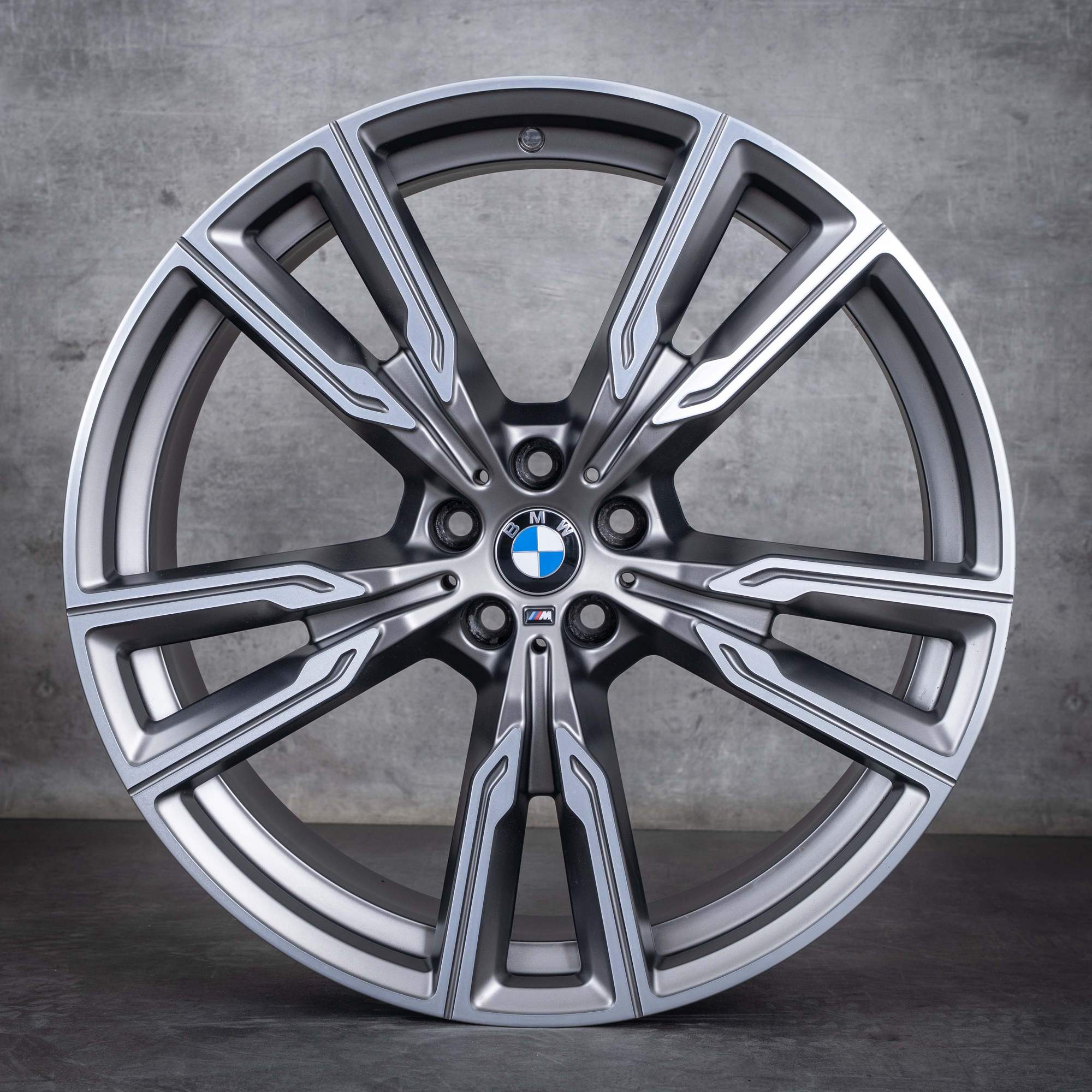 Oryginalne felgi BMW X5 X6 22 cale G05 G06 Styling 747 M 8072002 8072003 cerium grey matowe polerowane