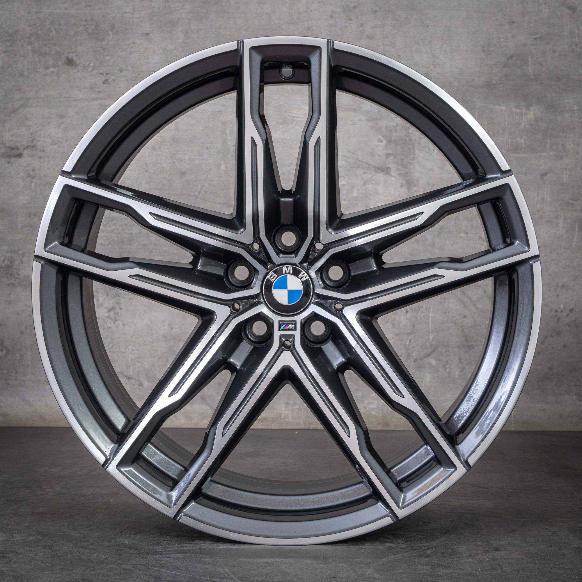 Oryginalne felgi BMW M5 M8 20 cali F90 F91 F92 F93 Gran Coupe Styling 810 M 8089562 8089563 orbit grey polerowane toczone