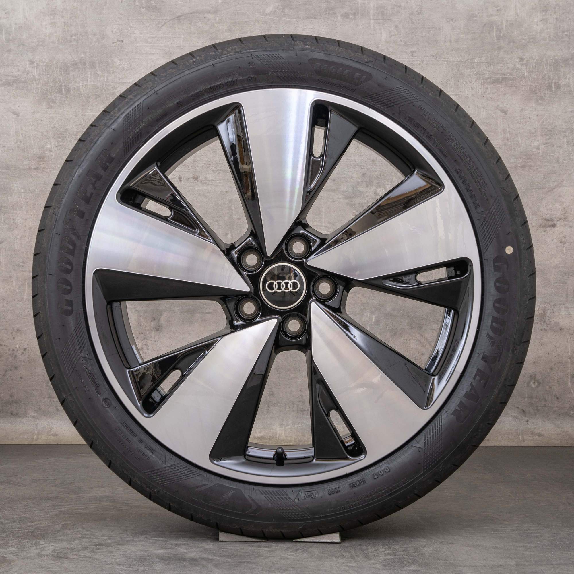 Oryginalne koła zimowe Audi A5 S5 19 cali felgi B10 8B3601025AR czarne polerowane toczone
