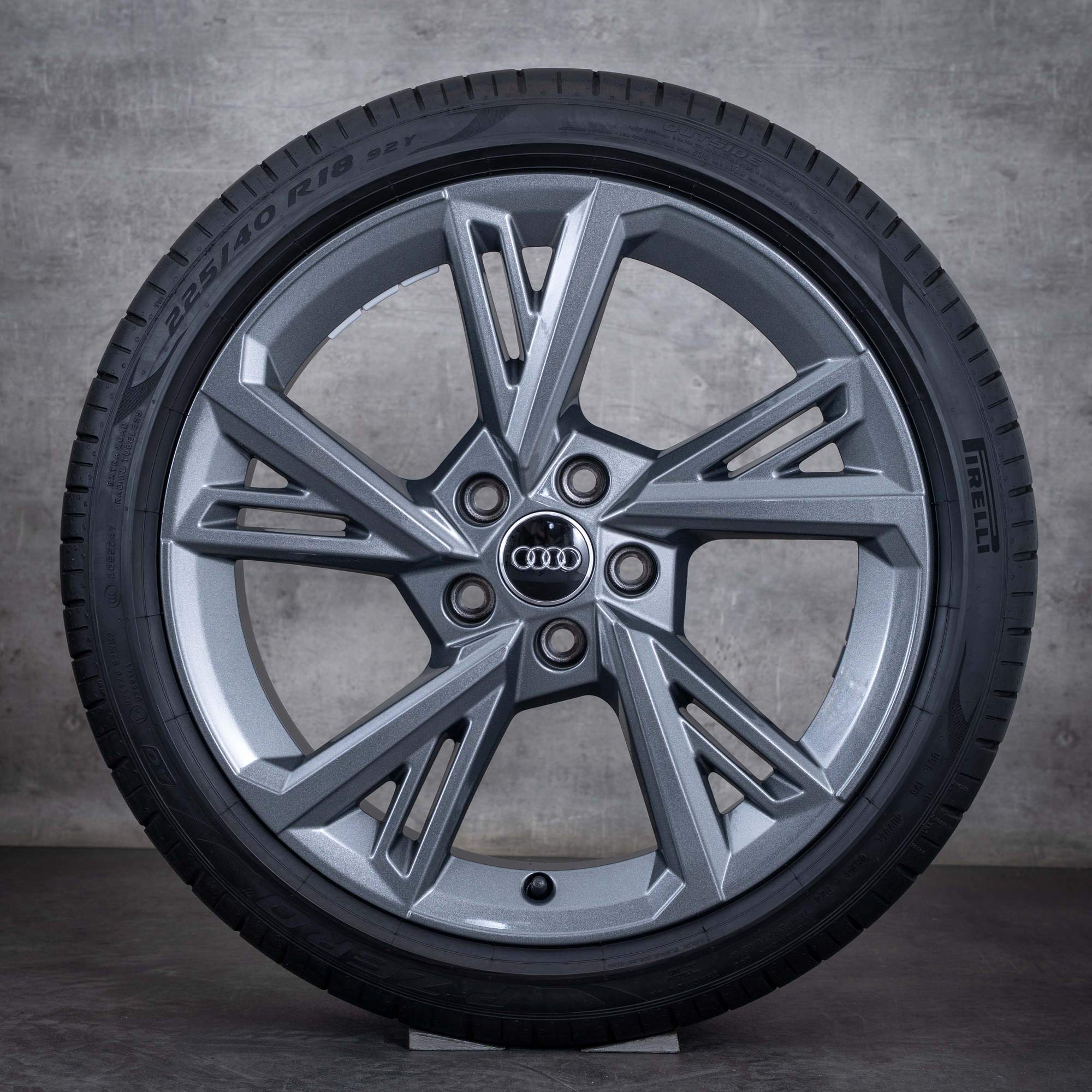 Oryginalne felgi Audi A3 S3 18 cali 8Y koła letnie 8Y0601025G tytanowy połysk