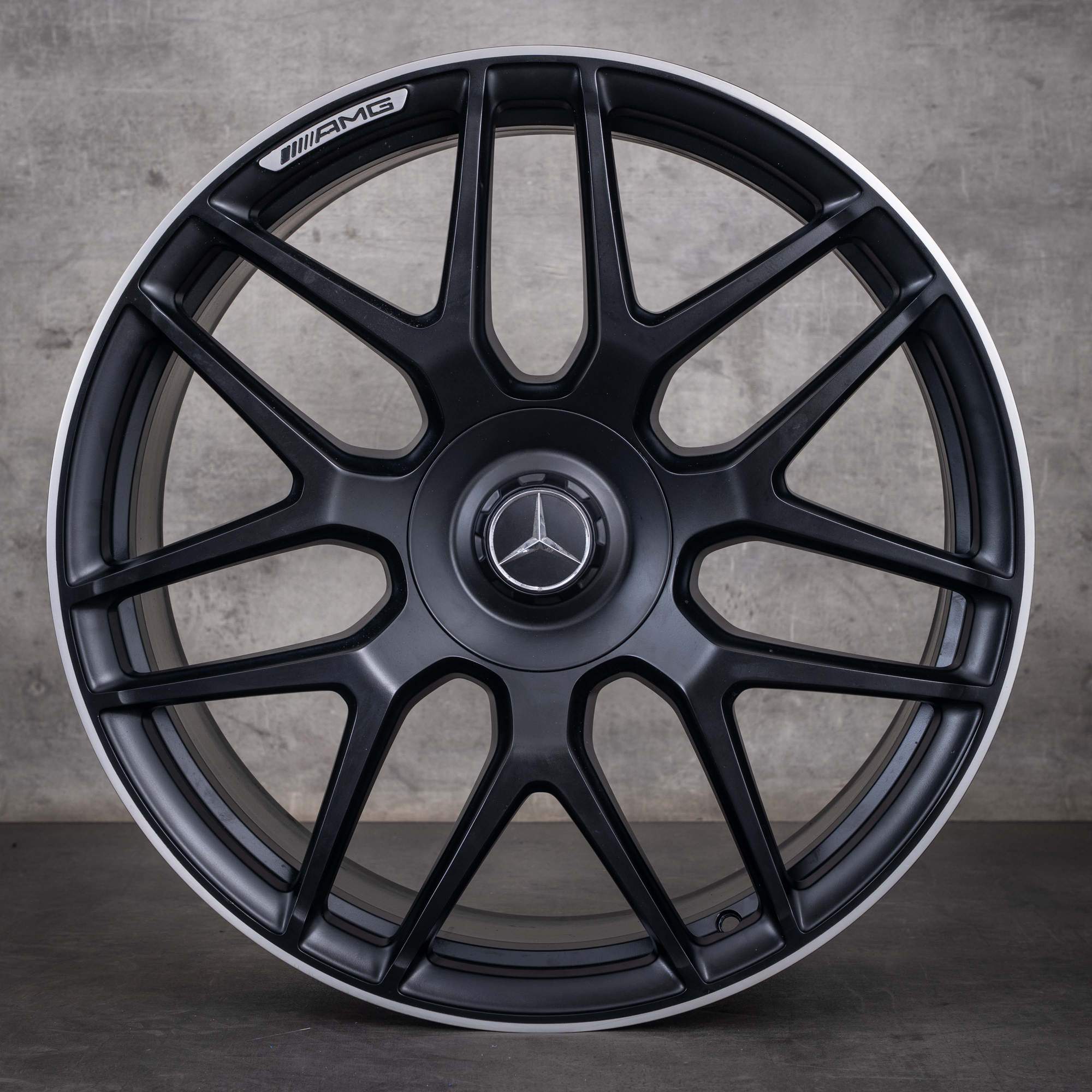 Originalfälgar till Mercedes-Benz G-Klass G63 AMG 22 tum W465 W463A A4634012000 matt svart frontpolerad korsspak