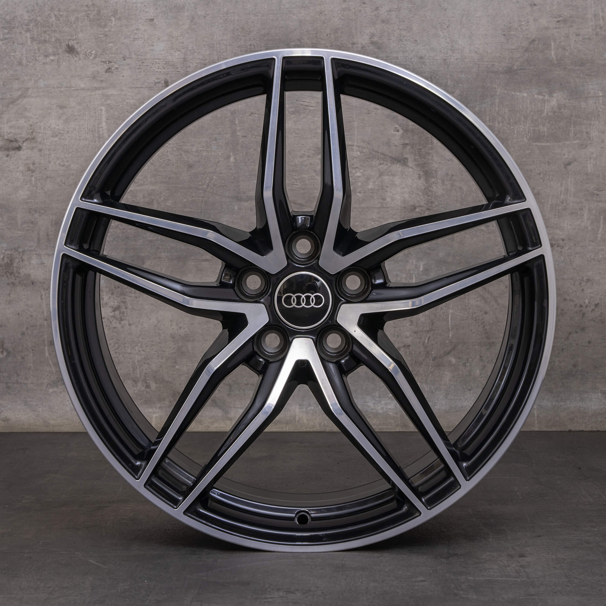 Oryginalne koła zimowe Audi R8 19 cali 4S felgi 4S0601025P 4S0601025R czarne Polerowane