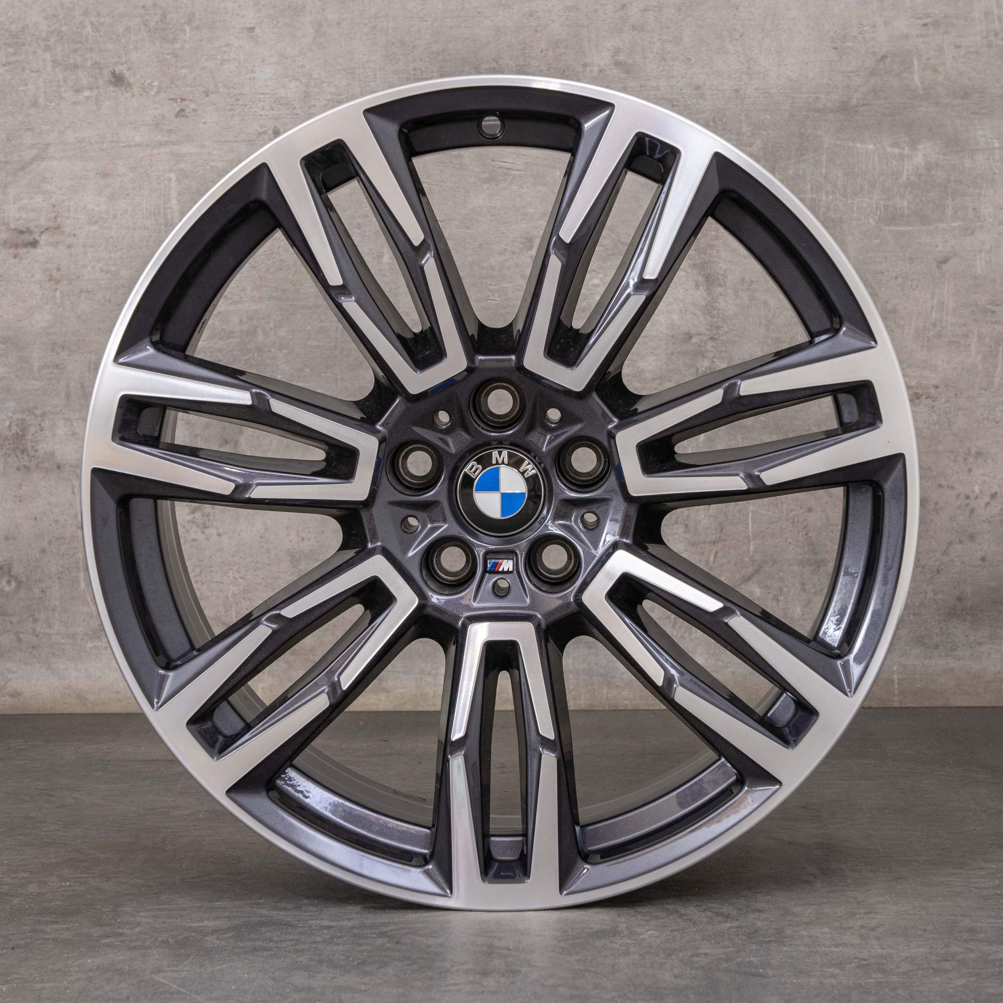 Alkuperäiset BMW 5-sarjan i5 talvirenkaat 19 tuumaa G60 G61 vanteet 5A324E0 Styling 935 M midnight grey diamond cut