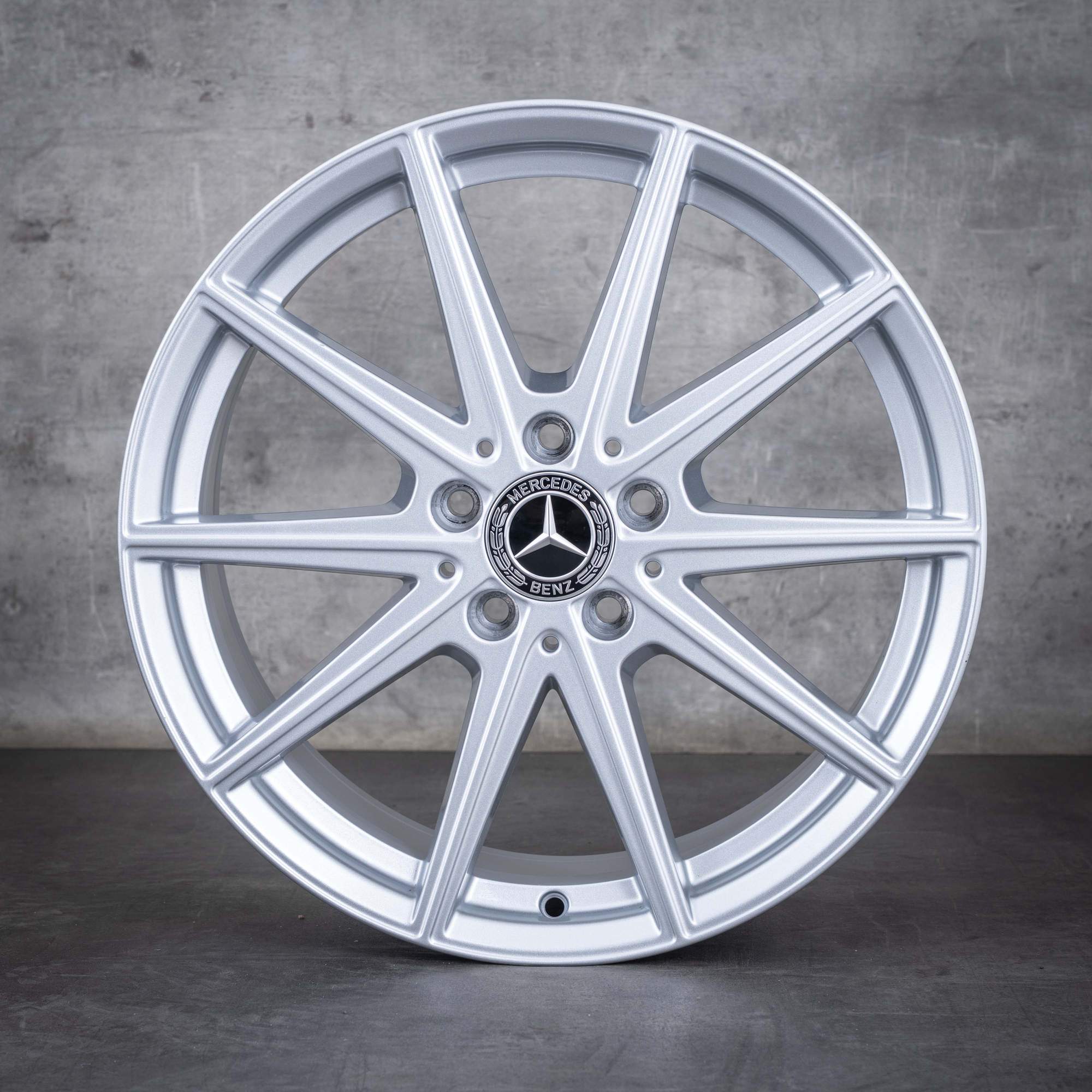 Oryginał Mercedes Benz CLA EQ Felgi 18 cali C174 A1784010000 A1784010100 srebrny błyszczący