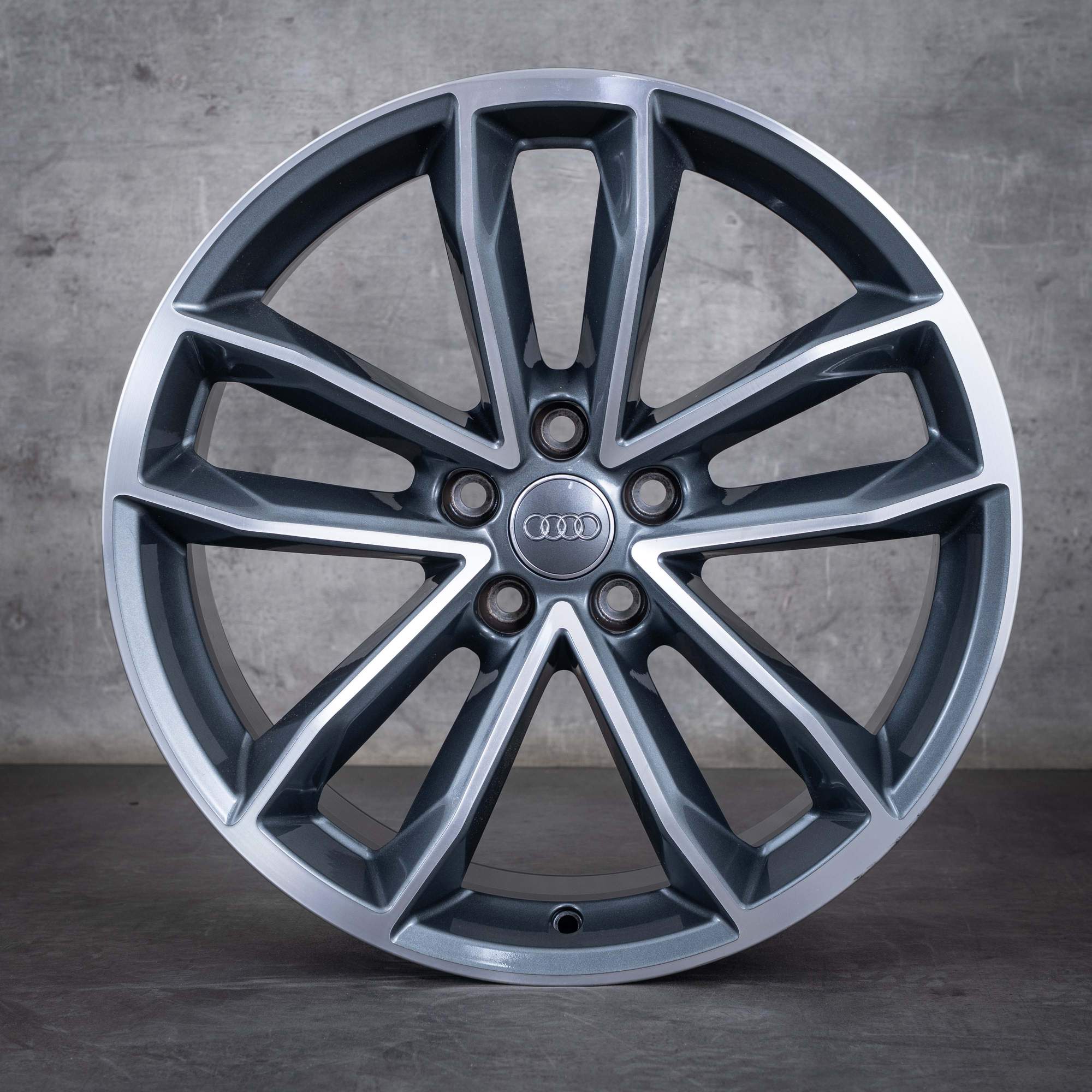 Alkuperäiset Audi A5 S5 vanteet 19 tuuman F5 8W B9 8W0601025DG Cavo Design titaani kiillotettu.