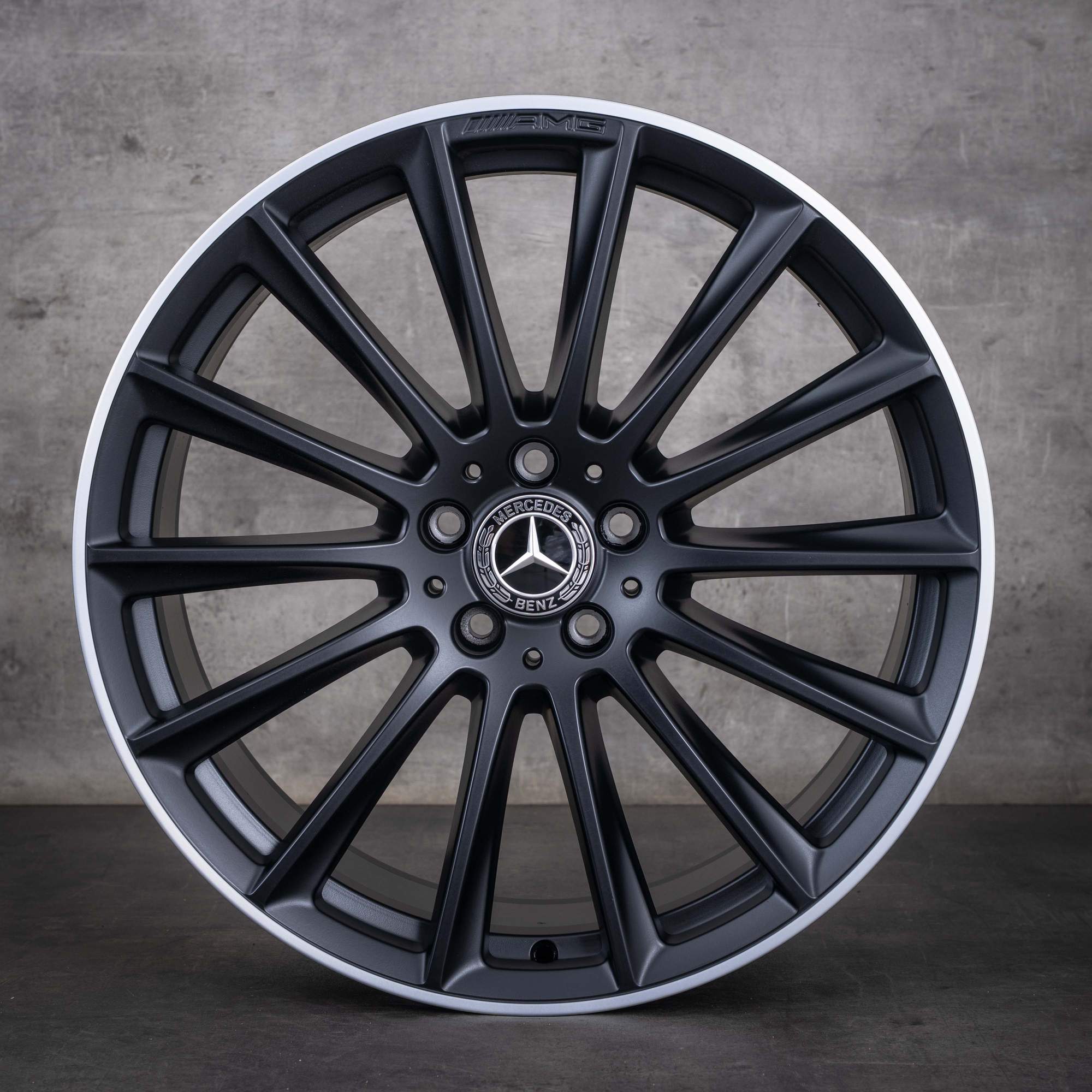 Originální disky Mercedes-Benz Třídy S AMG 20 palců W223 V223 X223 letní kola A2234011500 A2234011600 černé matné s diamond cut NOVÉ