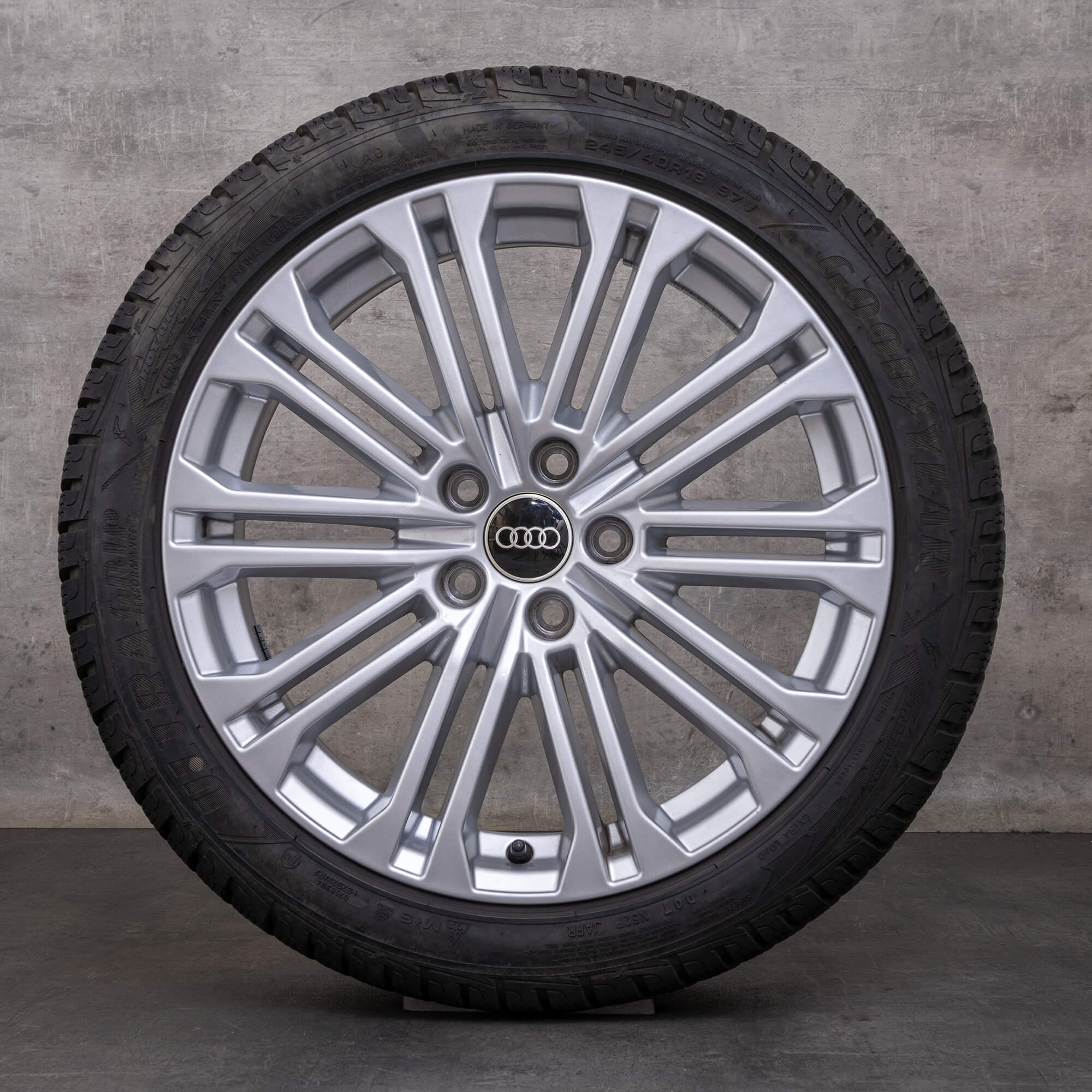 Oryginalne koła zimowe Audi A5 S5 18 cali F5 8W B9 felgi 8W0601025EE srebrne
