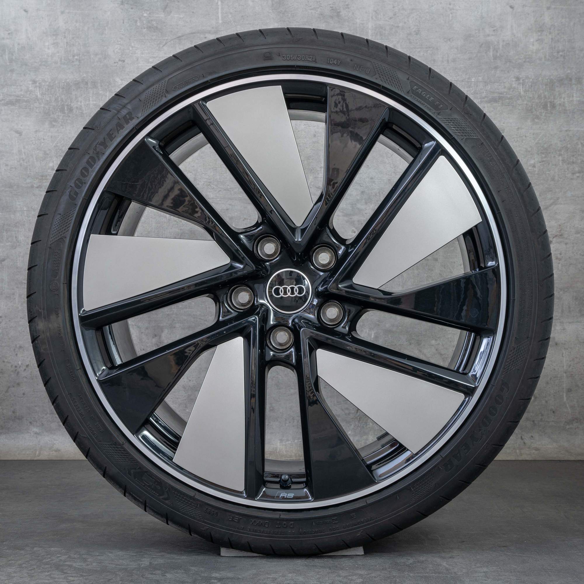 Originale Audi e-tron fælge 21 tommer GT RS FW sommerdæk trapezformet modul 4J3601025J 4J3601025K sort grå poleret