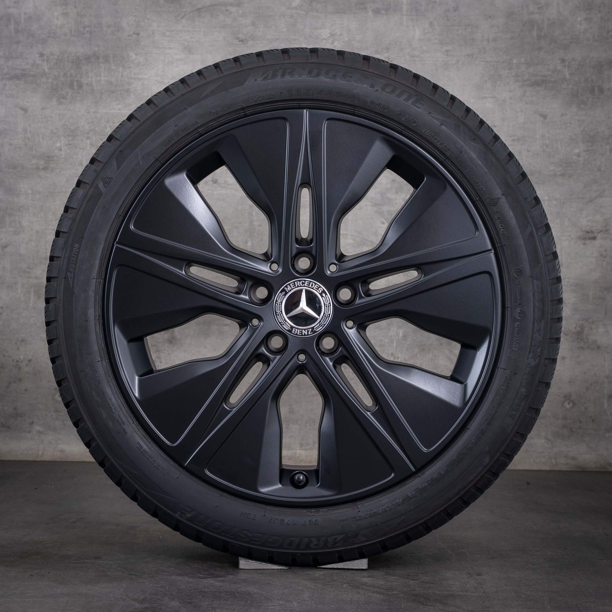 Originele Mercedes-Benz A- en B-Klasse CLA winterbanden op velg 18 inch W177 V177 W247 C118 X118 velgen A1774010500 matzwart