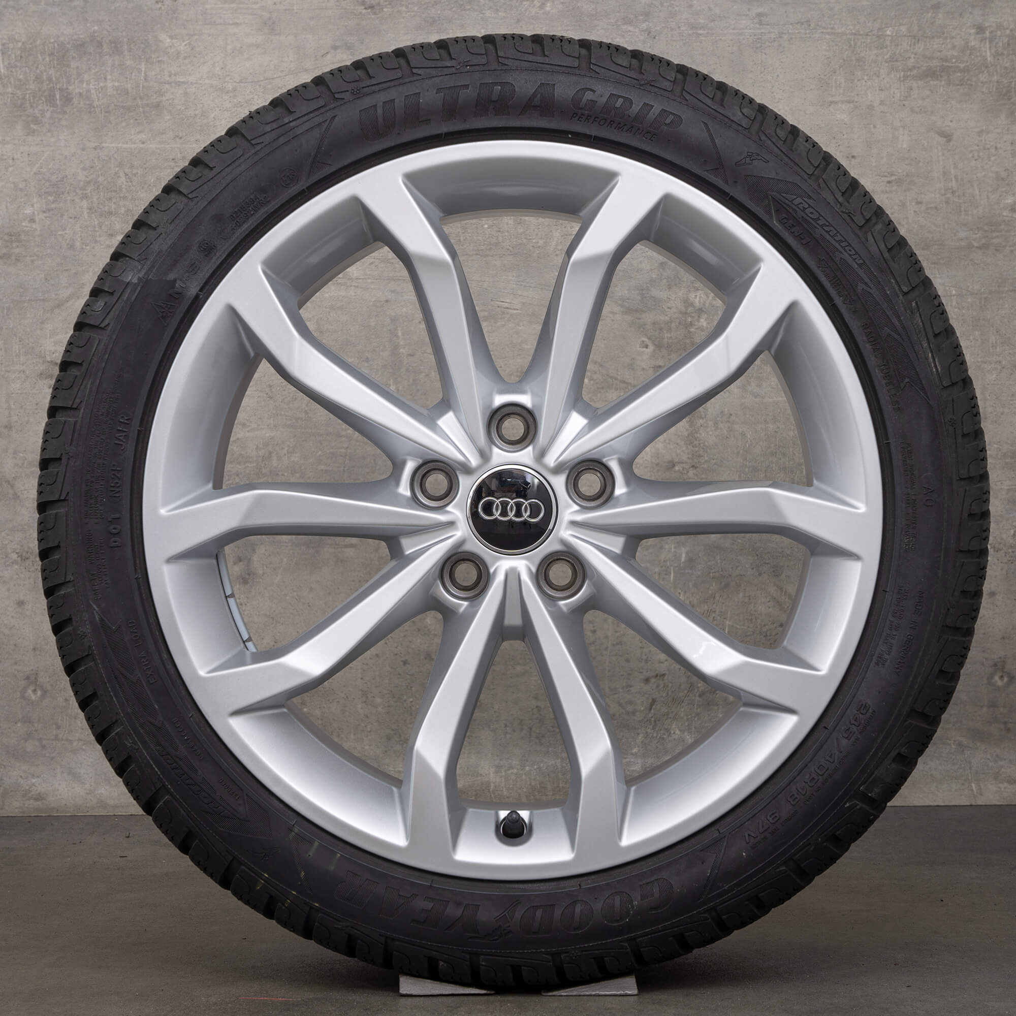 バリ山スタッドレス　A4 S4 B9 8W系　Sライン純正18インチ　アウディ Audi A4 S4 8W B9 Quattro winter tires 18 inch rims wheels S line 7 mm