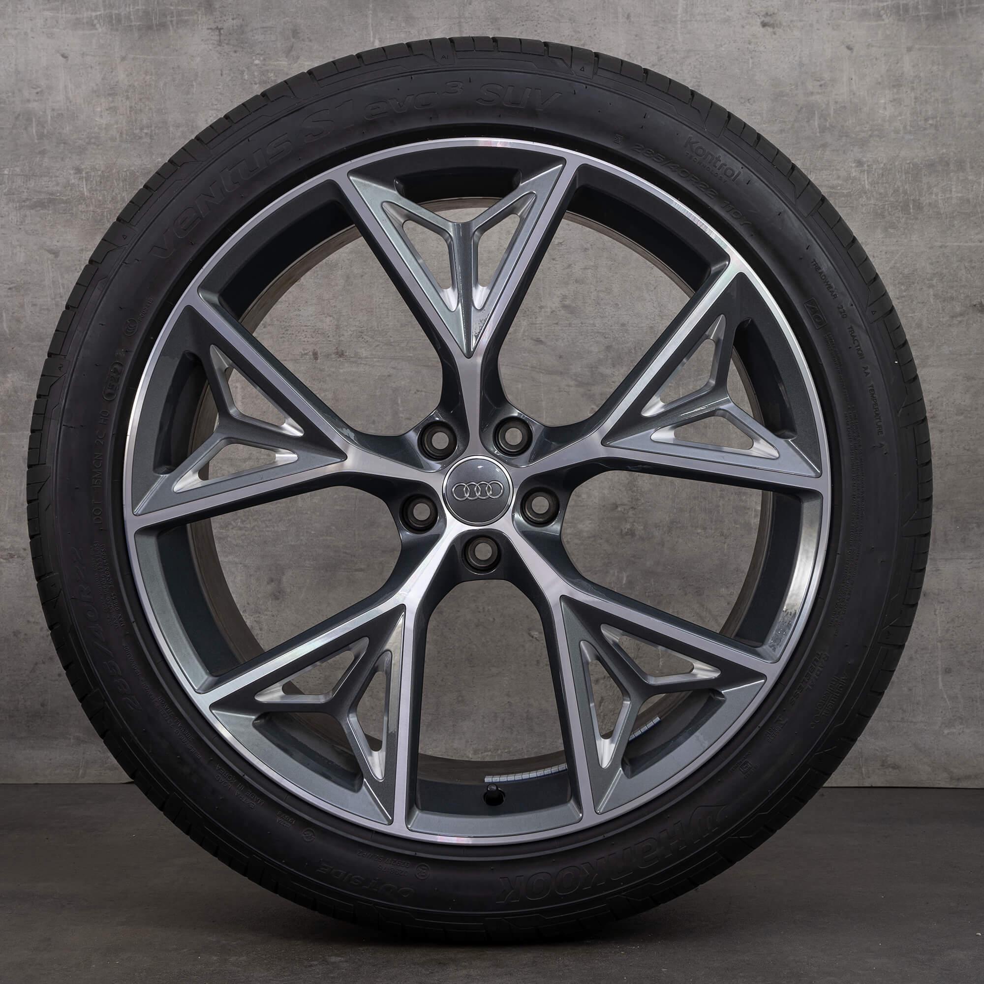 Oryginalne felgi Audi Q8 SQ8 22 cale 4M8 – opony letnie 4M8601025AB kolor antracytowy w wersji diamond cut