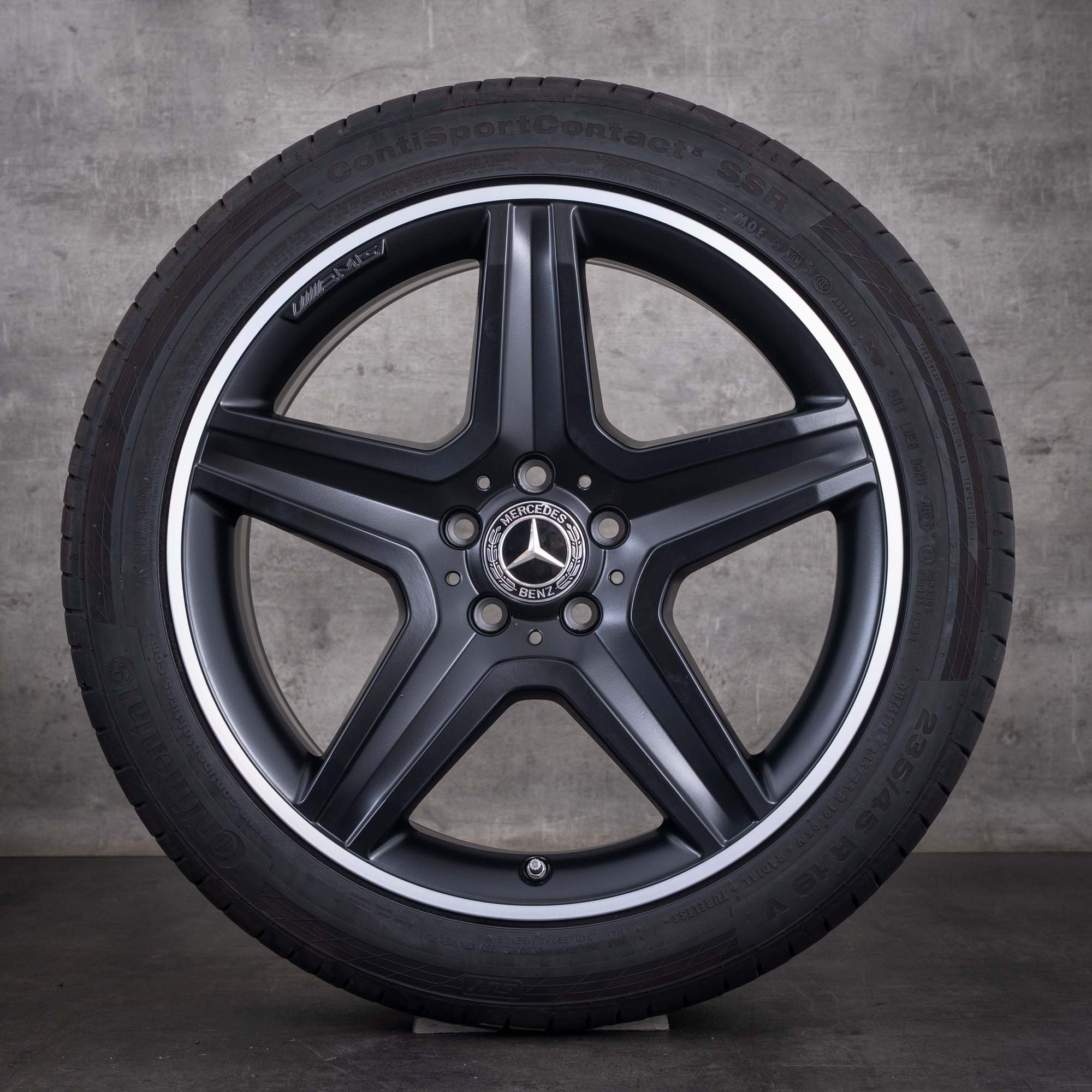 Originele Mercedes-Benz GLA AMG winterbanden op velg 19 inch X156 velgen A1564010600 matzwart met diamond cut rand NIEUW - wiel 2 van 4